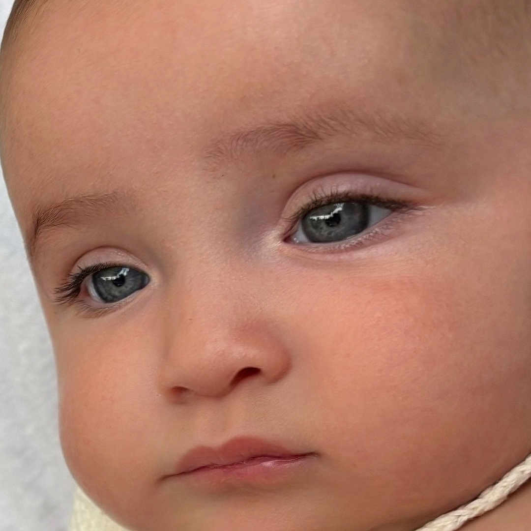 Gill participe au concours pour gagner de l'argent avec cette photo : baby, blue_eyes, child, closeup, cute, expression, eyelashes, face, head, human, infant, innocence, knitted_garment, mouth, nose, person, portrait, skin, soft_light, young