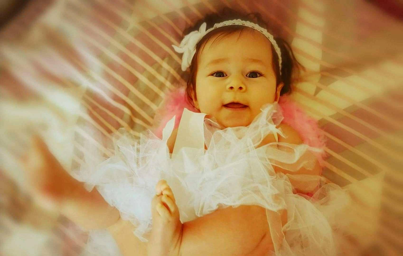 Marion participe au concours pour gagner de l'argent avec cette photo : baby, baby_toddler_clothing, child_model, costume, costume_accessory, embellishment, eyelash, hair_accessory, headband, headpiece, peach, person, pink, portrait_photography, skin, toddler