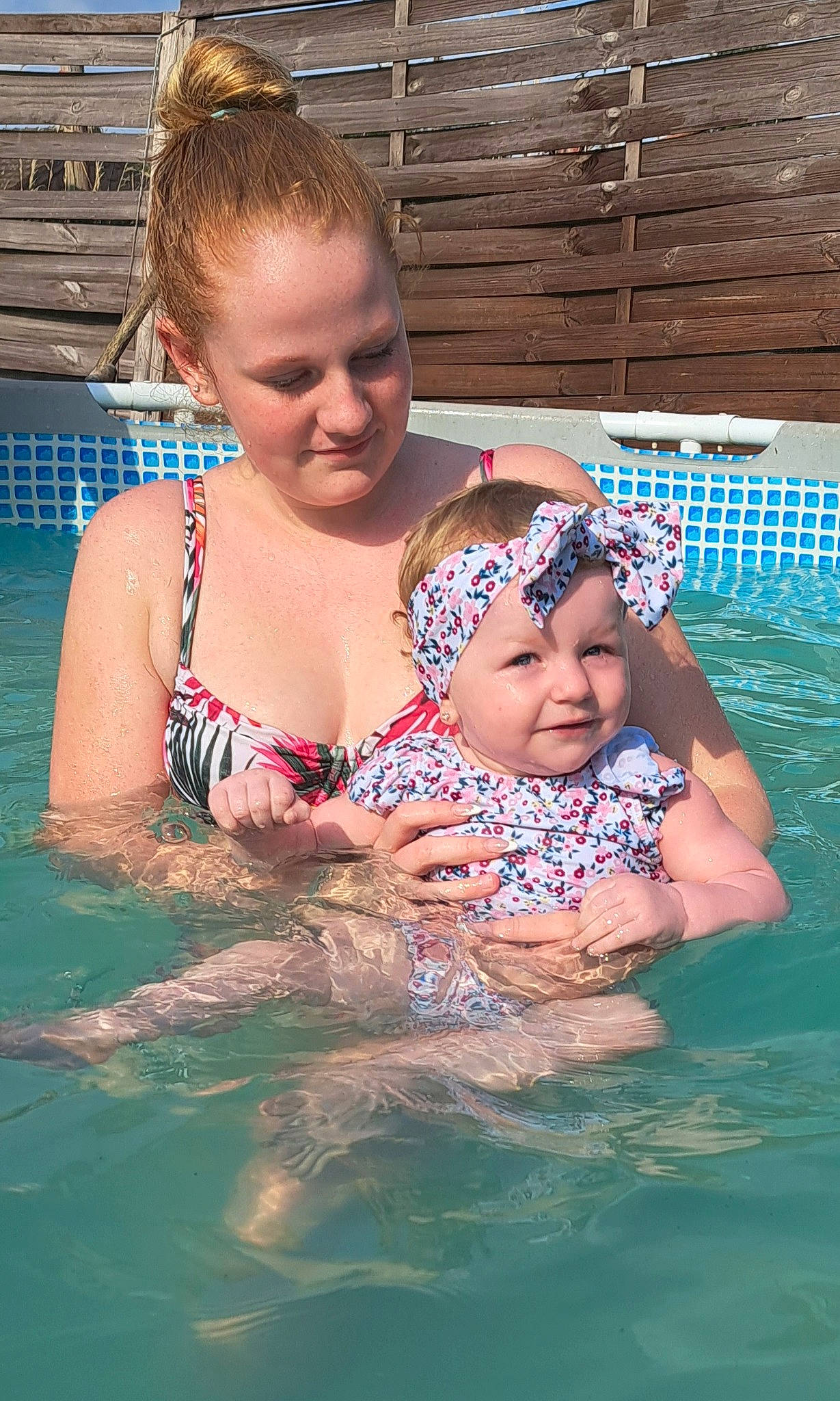 Livia participe au concours pour gagner de l'argent avec cette photo : baby, bathing, child, face, fun, goggles, happy, head, headwear, joy, leisure, leisure_centre, one_piece_swimsuit, outdoor_recreation, person, personal_protective_equipment, recreation, smile, sports, swimmer