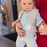 Evann participe au concours pour gagner de l'argent avec cette photo : toddler, child, hat, bow, shirt, vest, pants, sneakers, person, hand, adult, table, indoor, fashion, cute, support, expression, portrait, clothing, footwear