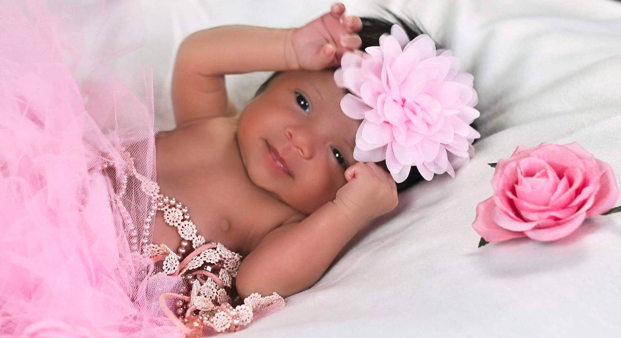 Alya participe au concours pour gagner de l'argent avec cette photo : baby, baby_sleeping, child, cut_flowers, fashion_accessory, flower, hair_accessory, headband, headgear, headpiece, headwear, person, petal, pink, plant, smile, toddler