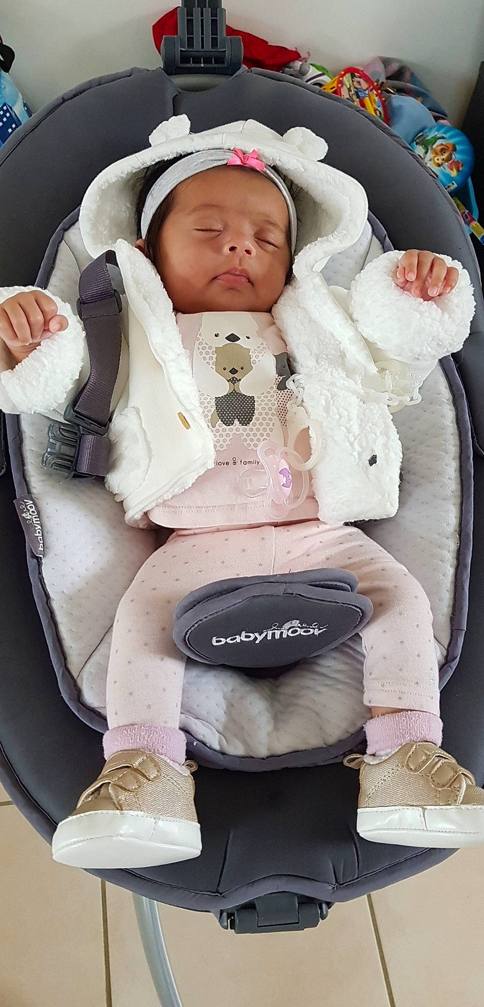 Alya participe au concours pour gagner de l'argent avec cette photo : baby, baby_carriage, baby_in_car_seat, baby_products, car_seat, child, comfort, person, product, toddler