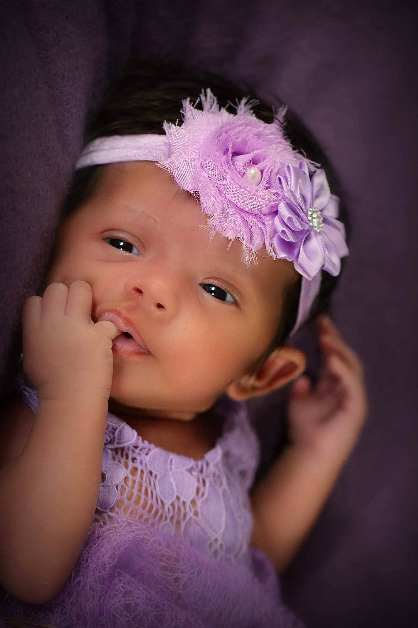 Alya participe au concours pour gagner de l'argent avec cette photo : baby, beauty, cheek, child, eye, face, flower, hair_accessory, head, headband, headgear, headpiece, lavender, lilac, nose, person, pink, purple, skin, toddler