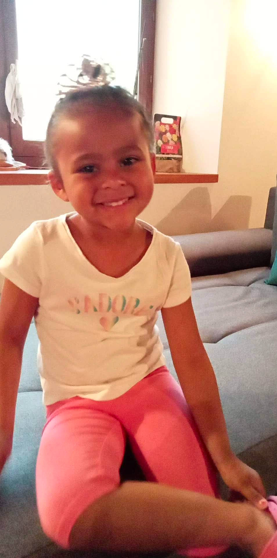 Louna participe au concours pour gagner de l'argent avec cette photo : arm, cheek, chin, eye, face, hair, hairstyle, hand, head, human_body, joint, joy, knee, leg, mouth, neck, person, shoulder, skin, sleeve