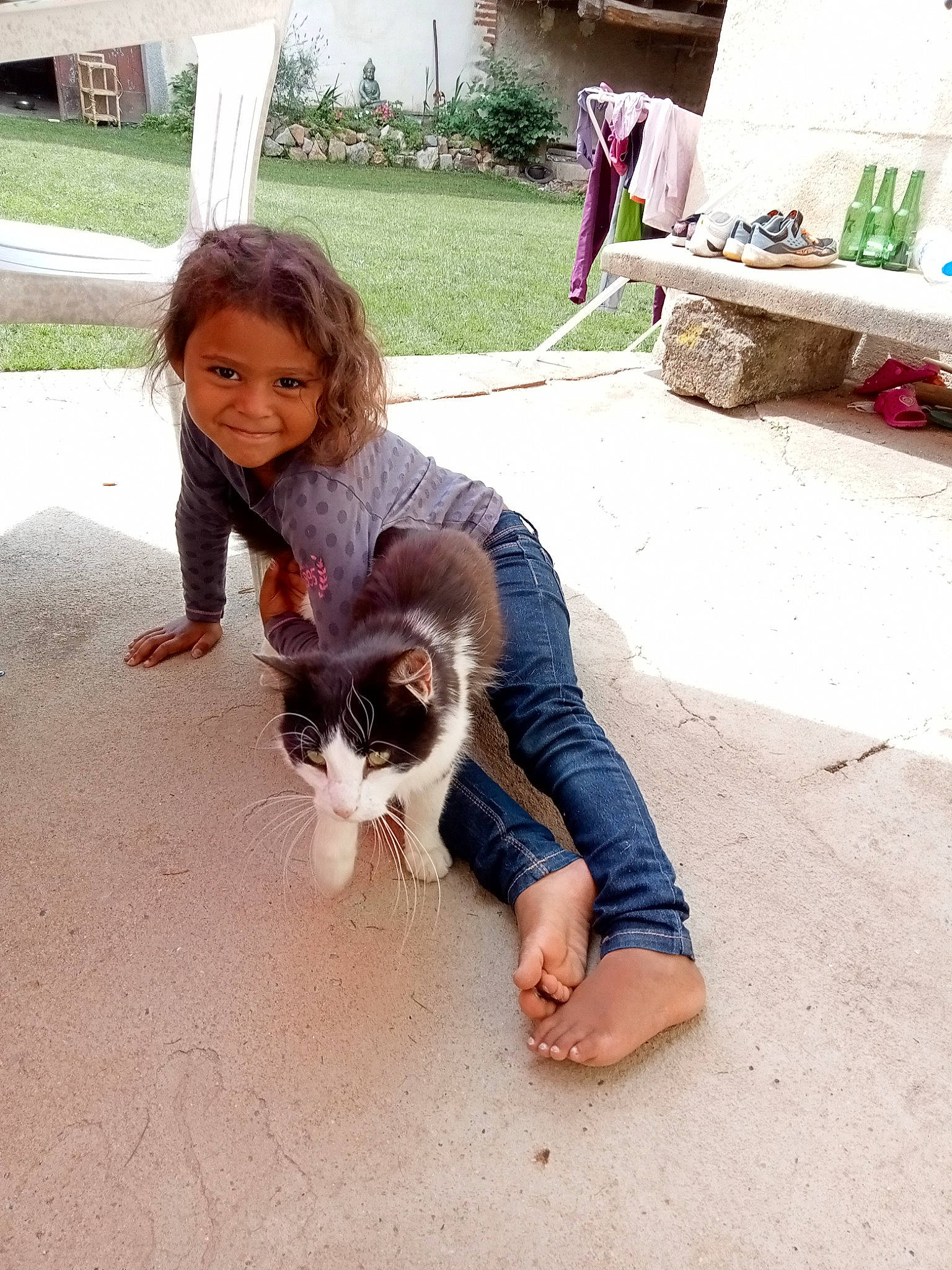 Louna participe au concours pour gagner de l'argent avec cette photo : carnivore, cat, companion_dog, domestic_short_haired_cat, fawn, felidae, foot, fun, fur, gesture, grass, happy, joy, leisure, person, plant, sand, sitting, small_to_medium_sized_cats, smile