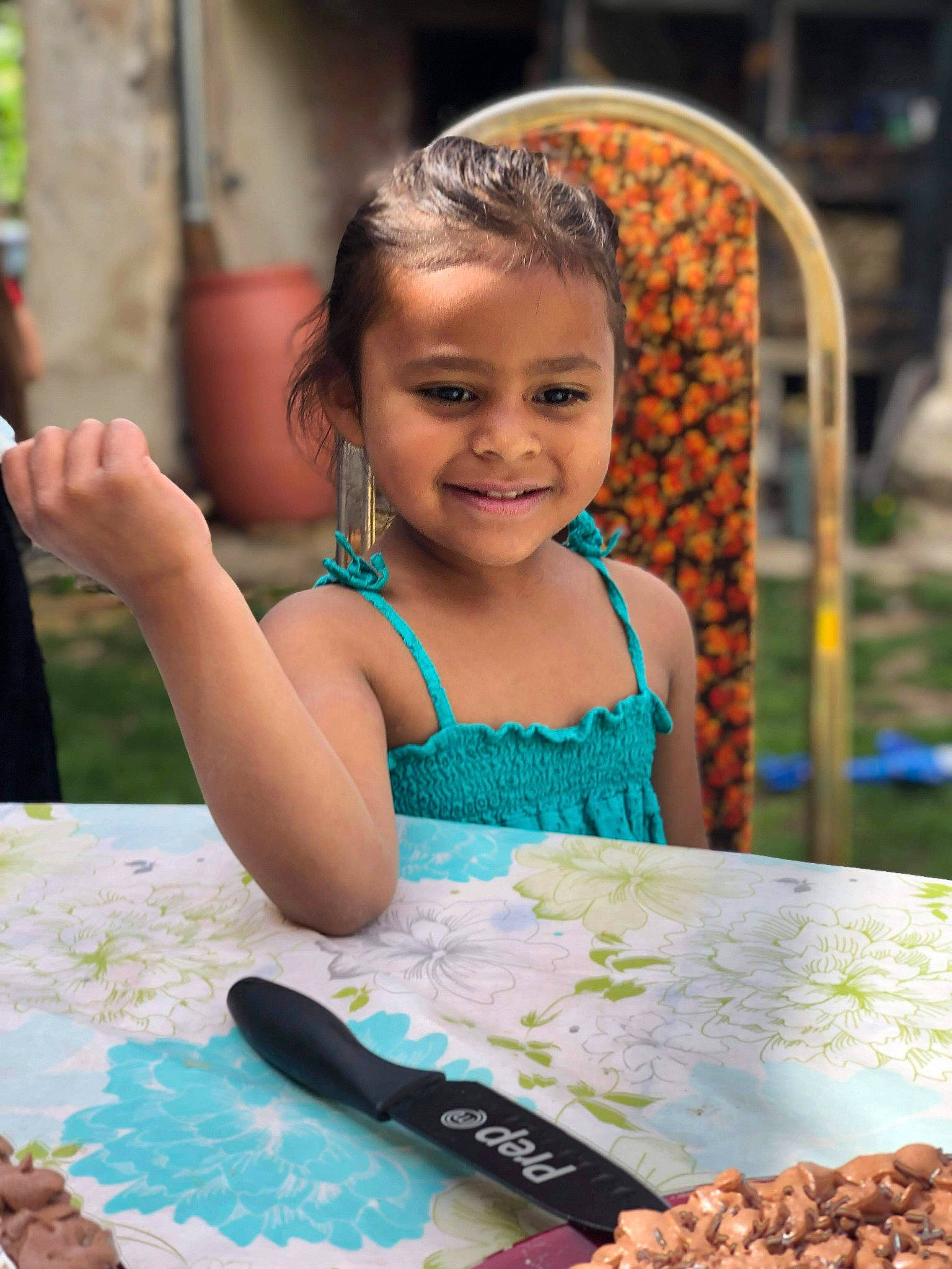 Louna participe au concours pour gagner de l'argent avec cette photo : baking, chair, child, community, event, fun, grass, happy, human, ingredient, jewellery, joy, leisure, person, public_space, recipe, recreation, sitting, smile, superfood