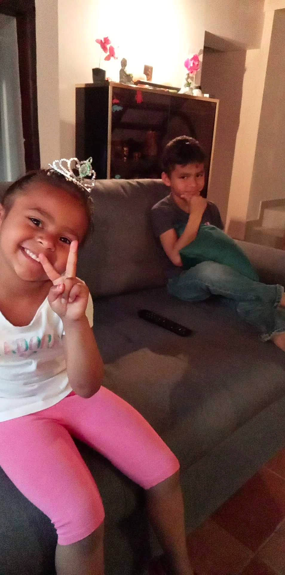 Louna participe au concours pour gagner de l'argent avec cette photo : child, comfort, face, facial_expression, finger, floor, hair, happy, head, human_body, joy, knee, lap, leg, muscle, person, shoulder, smile, sock, standing