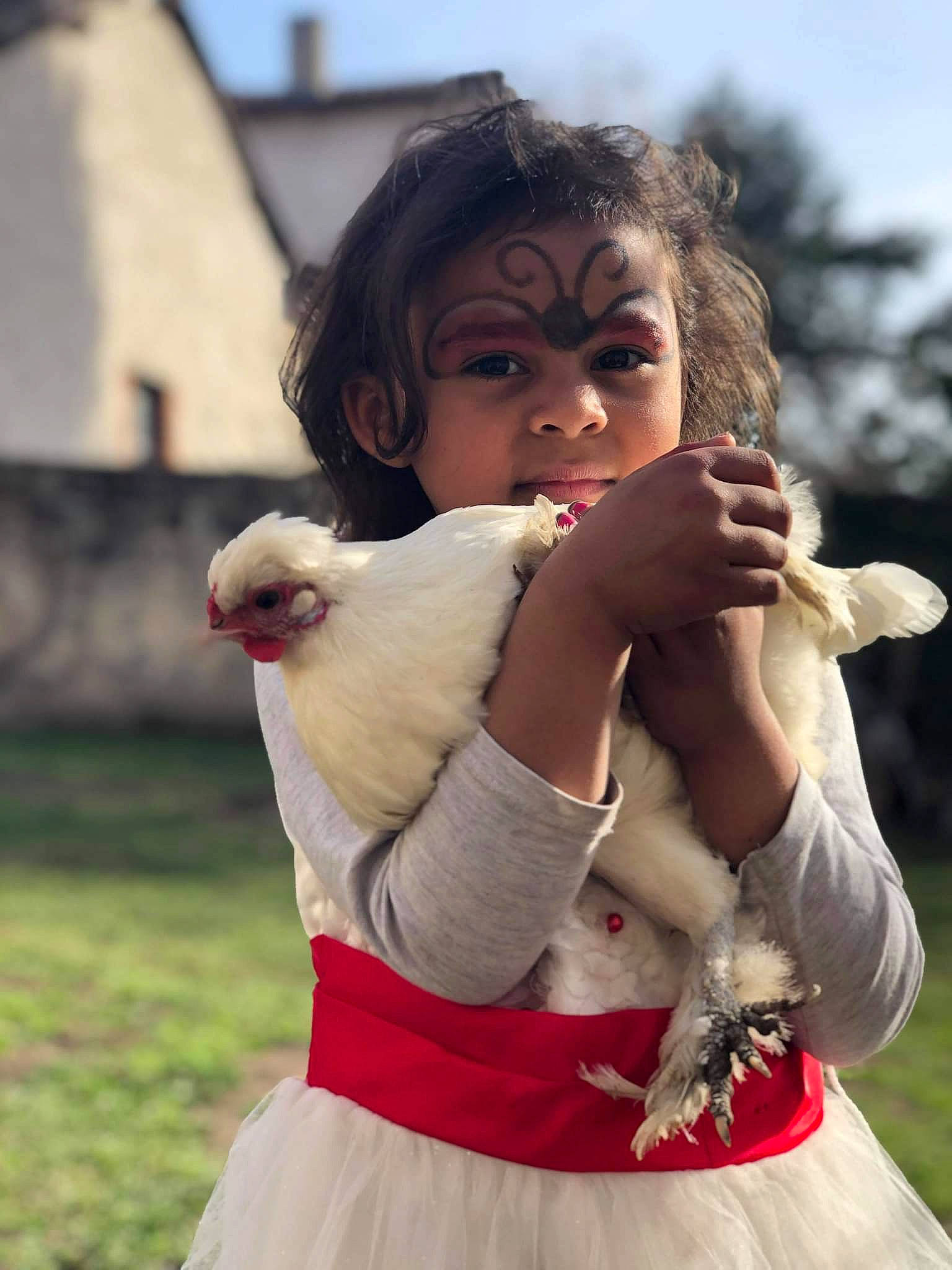 Louna participe au concours pour gagner de l'argent avec cette photo : abdomen, beak, bird, bird_of_prey, chicken, dress, fawn, fun, fur, galliformes, gesture, grass, happy, livestock, people_in_nature, person, poultry, shoulder, sky, toy