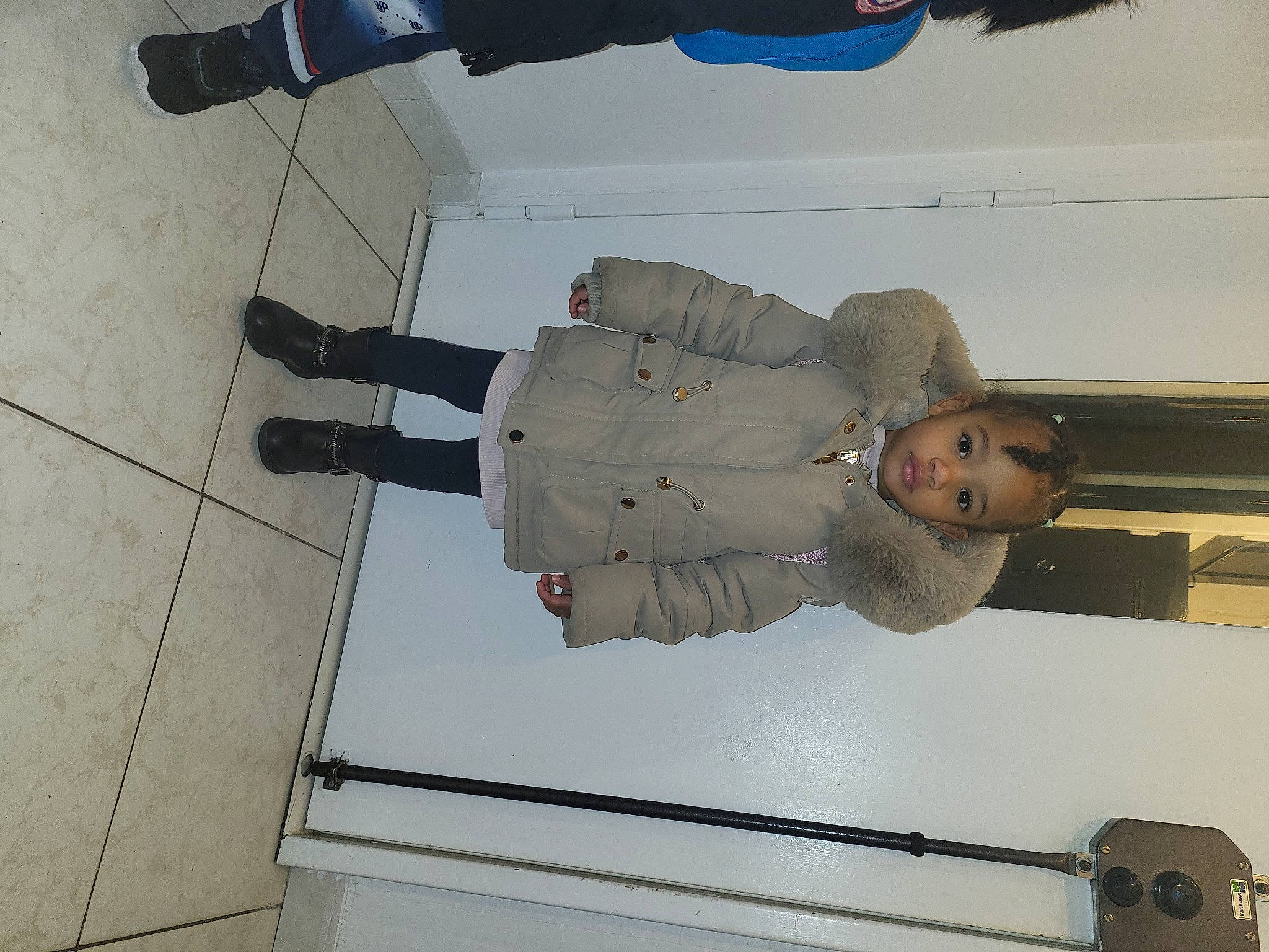 Inaya participe au concours pour gagner de l'argent avec cette photo : baby, cleanliness, composite_material, elbow, flooring, gas, hardwood, human_leg, outdoor_shoe, person, toddler, walking_shoe, wood