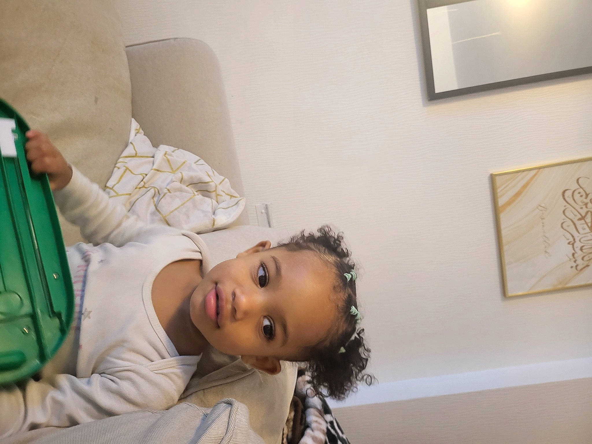 Inaya a rejoint le concours — aidez-le/la à gagner de superbes lots ! child, comfort, couch, elbow, eyelash, fashion_design, flash_photography, flooring, happy, human_leg, jewellery, person, picture_frame, portrait_photography, room, sitting, thigh