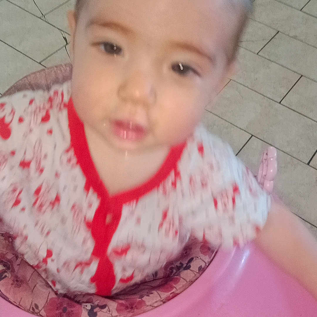 Eva a rejoint le concours — aidez-le/la à gagner de superbes lots ! baby, bodypart, clothing, cutlery, dress, face, finger, hand, happy, head, outdoorplayarea, outdoors, person, photography, playarea, portrait, sitting, slate, smile, spoon