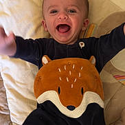 Léoh a rejoint le concours — aidez-le/la à gagner de superbes lots ! baby, infant, smiling, happy, cute, child, blanket, soft, fox, animal_design, clothing, bedroom, indoors, star, pattern, playful, portrait, young, toddler, cozy