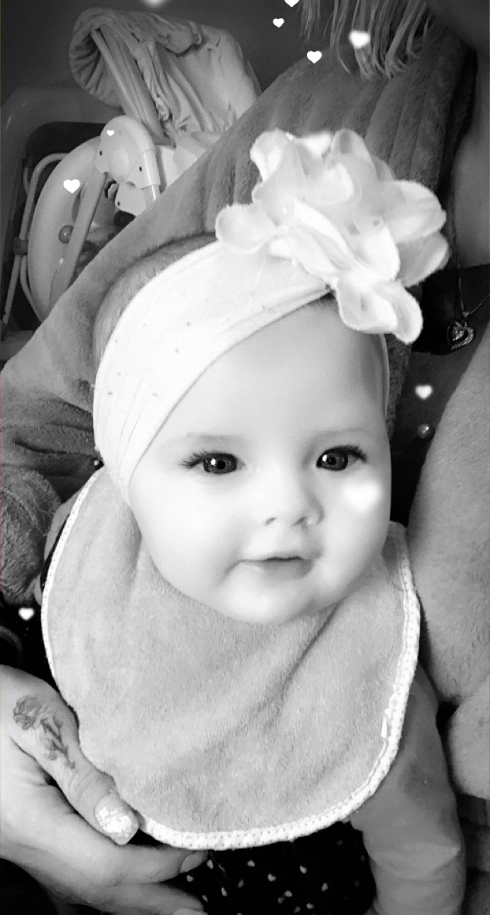 Iliana a rejoint le concours — aidez-le/la à gagner de superbes lots ! baby, baby_toddler_clothing, black, black_and_white, cap, cheek, eyebrow, eyelash, flash_photography, happy, headgear, headwear, iris, lip, monochrome, monochrome_photography, person, petal, skin, style