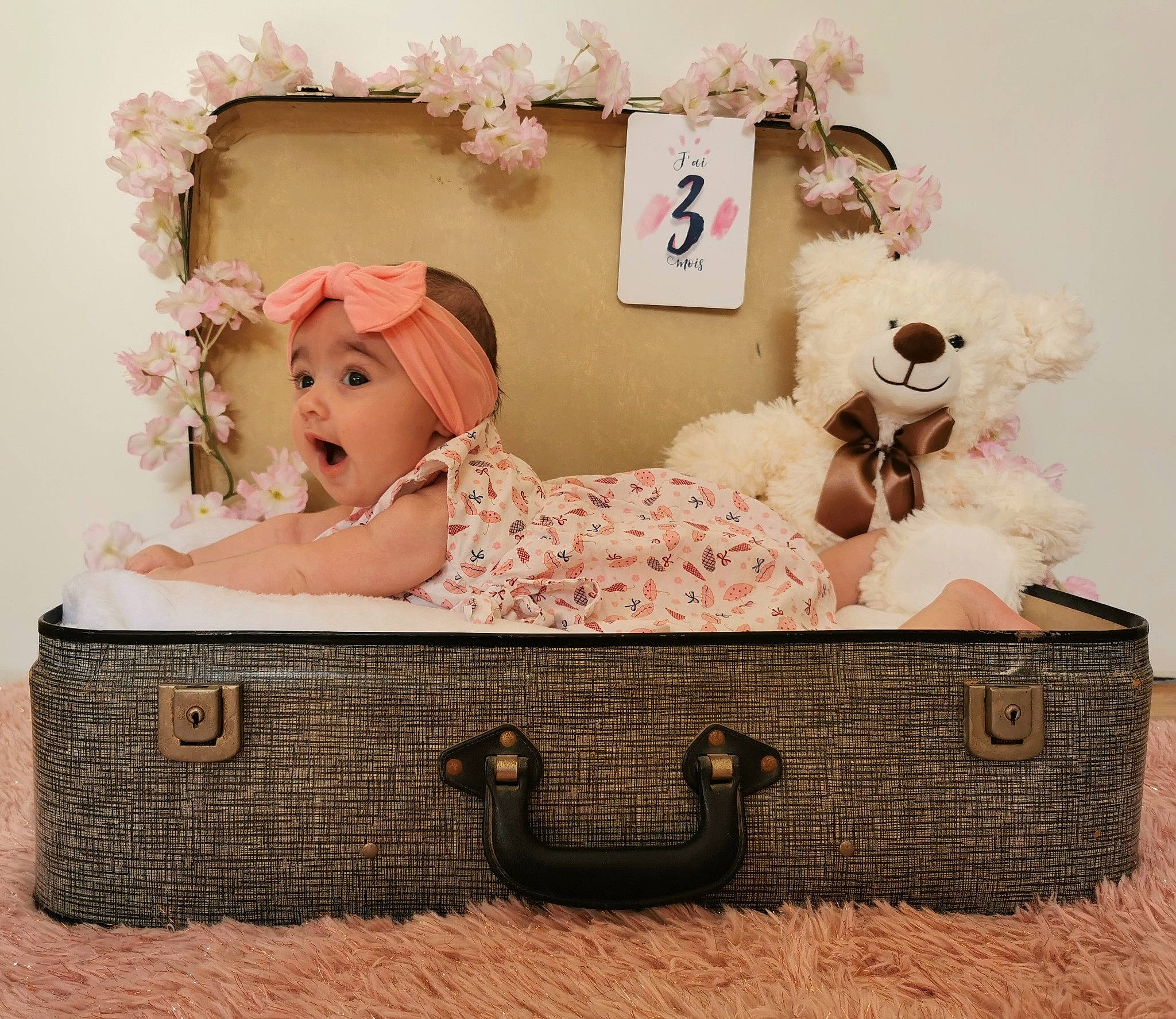 Lilou a rejoint le concours — aidez-le/la à gagner de superbes lots ! bag, basket, chest_of_drawers, doll, fashion_accessory, fawn, goggles, hairstyle, headwear, linens, outdoor_furniture, person, picnic_basket, pink, rectangle, room, shelf, shelving, sitting, surprise