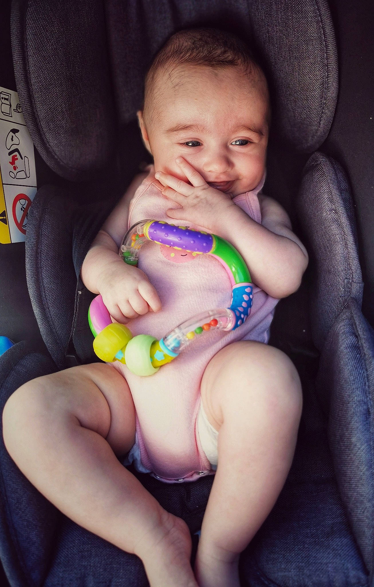 Lilou a rejoint le concours — aidez-le/la à gagner de superbes lots ! arm, baby, chair, cheek, comfort, eye, face, finger, hand, happy, head, iris, joint, mouth, organ, person, purple, skin, smile, stomach