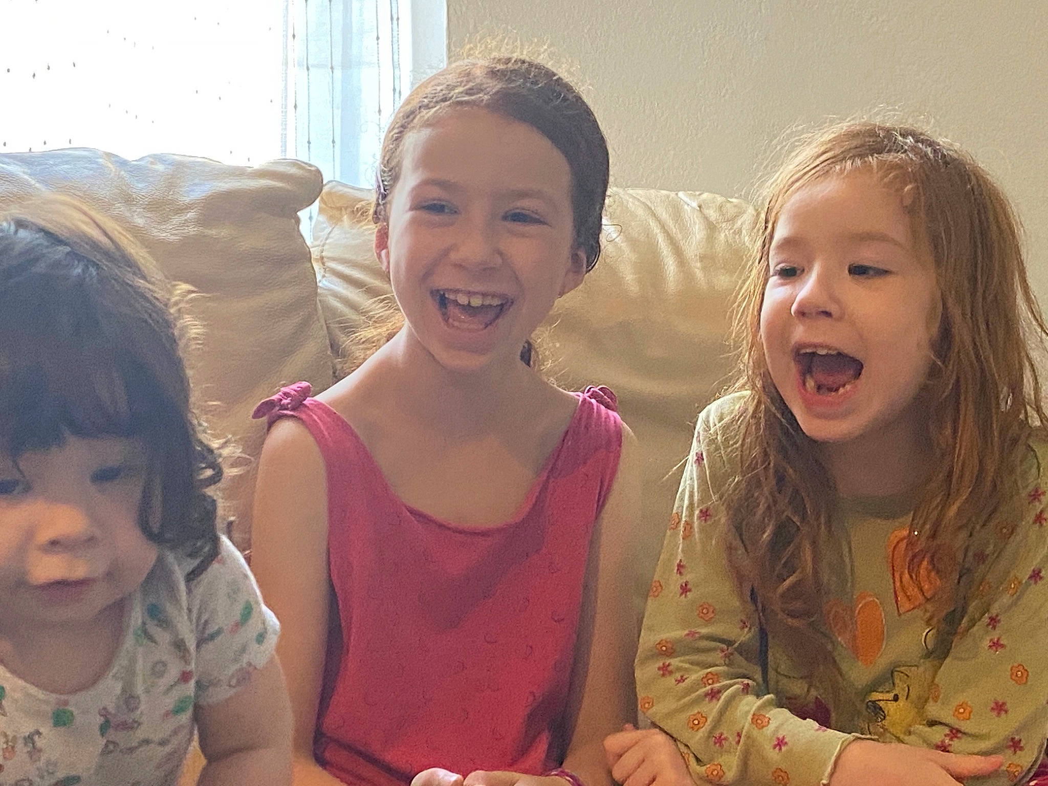 Camille a rejoint le concours — aidez-le/la à gagner de superbes lots ! arm, eye, face, facial_expression, finger, gesture, hair, hairstyle, hand, happy, head, interaction, iris, joy, mouth, nose, organ, person, sharing, skin