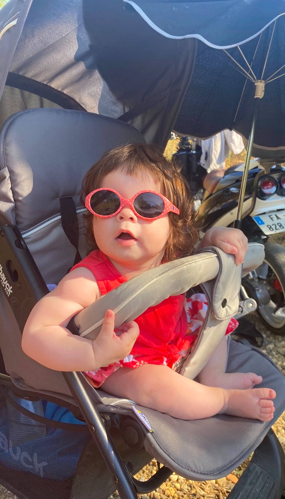 Anastasia participe au concours pour gagner de l'argent avec cette photo : auto_part, automotive_design, automotive_exterior, baby_carriage, child, comfort, cool, eyewear, fun, glasses, goggles, mammal, motor_vehicle, person, product, recreation, sunglasses, thigh, toddler, vehicle_door
