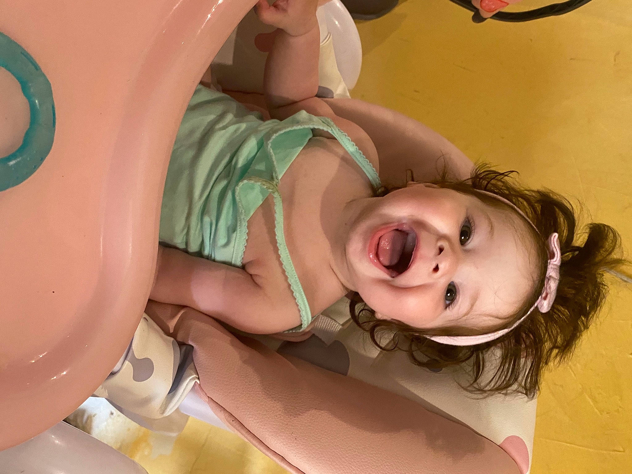 Anastasia participe au concours pour gagner de l'argent avec cette photo : blond, child, comfort, ear, eyebrow, eyelash, facial_expression, finger, fun, hairstyle, happy, iris, long_hair, mouth, neck, person, pink, skin, smile, toddler