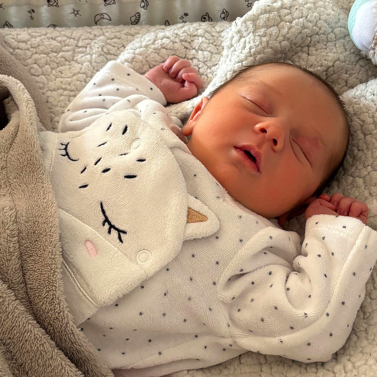 Laureline a rejoint le concours — aidez-le/la à gagner de superbes lots ! baby, bedding, blanket, cat_design, closed_eyes, cozy, crib_mesh, cute, hand, indoor, infant, nap, newborn, onesie, pacifier, peaceful, plush_toy, portrait, sleeping_baby, soft_texture