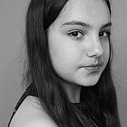 Nia a rejoint le concours — aidez-le/la à gagner de superbes lots ! black_and_white, portrait, child, girl, face, long_hair, close_up, looking_away, young, skin, monochrome, expression, studio, soft_light, profile, shoulder, youth, calm, natural, person
