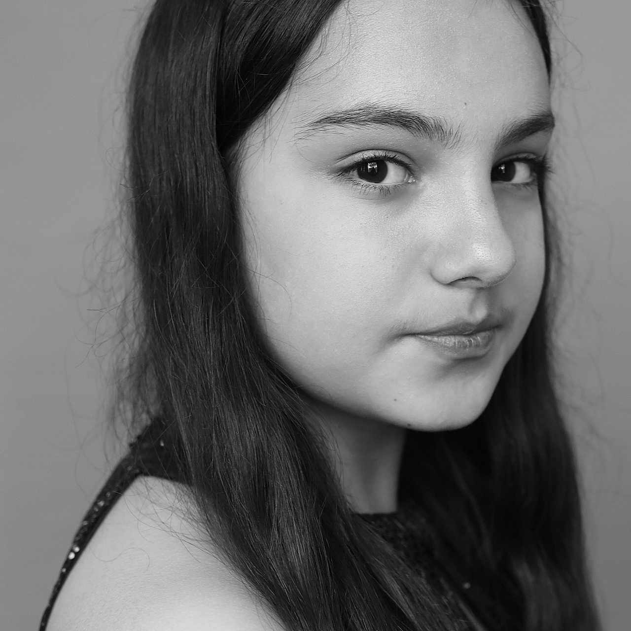 Nia a rejoint le concours — aidez-le/la à gagner de superbes lots ! black_and_white, calm, child, close_up, expression, face, girl, long_hair, looking_away, monochrome, natural, person, portrait, profile, shoulder, skin, soft_light, studio, young, youth