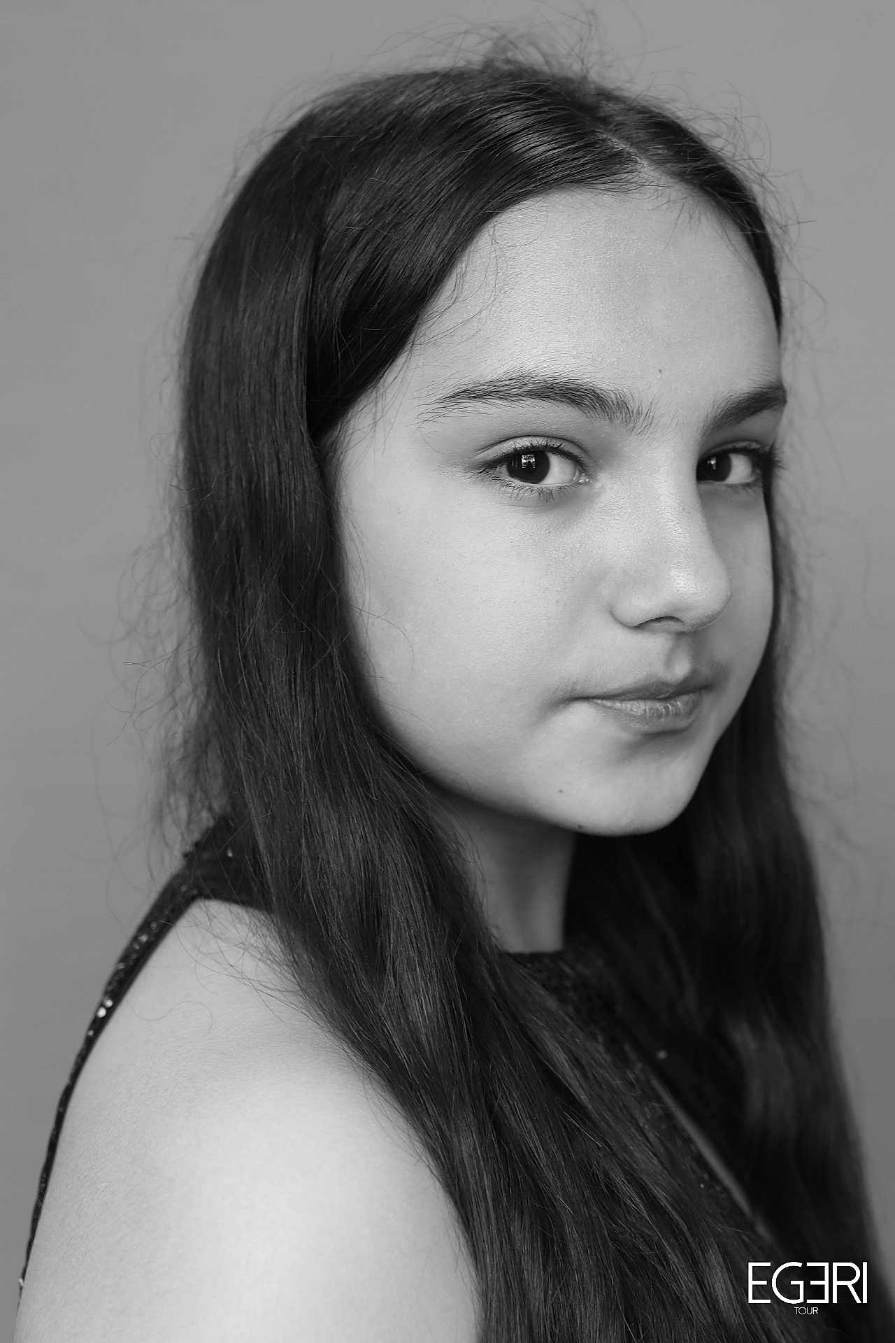 Nia a rejoint le concours — aidez-le/la à gagner de superbes lots ! black_and_white, portrait, child, girl, face, long_hair, close_up, looking_away, young, skin, monochrome, expression, studio, soft_light, profile, shoulder, youth, calm, natural, person
