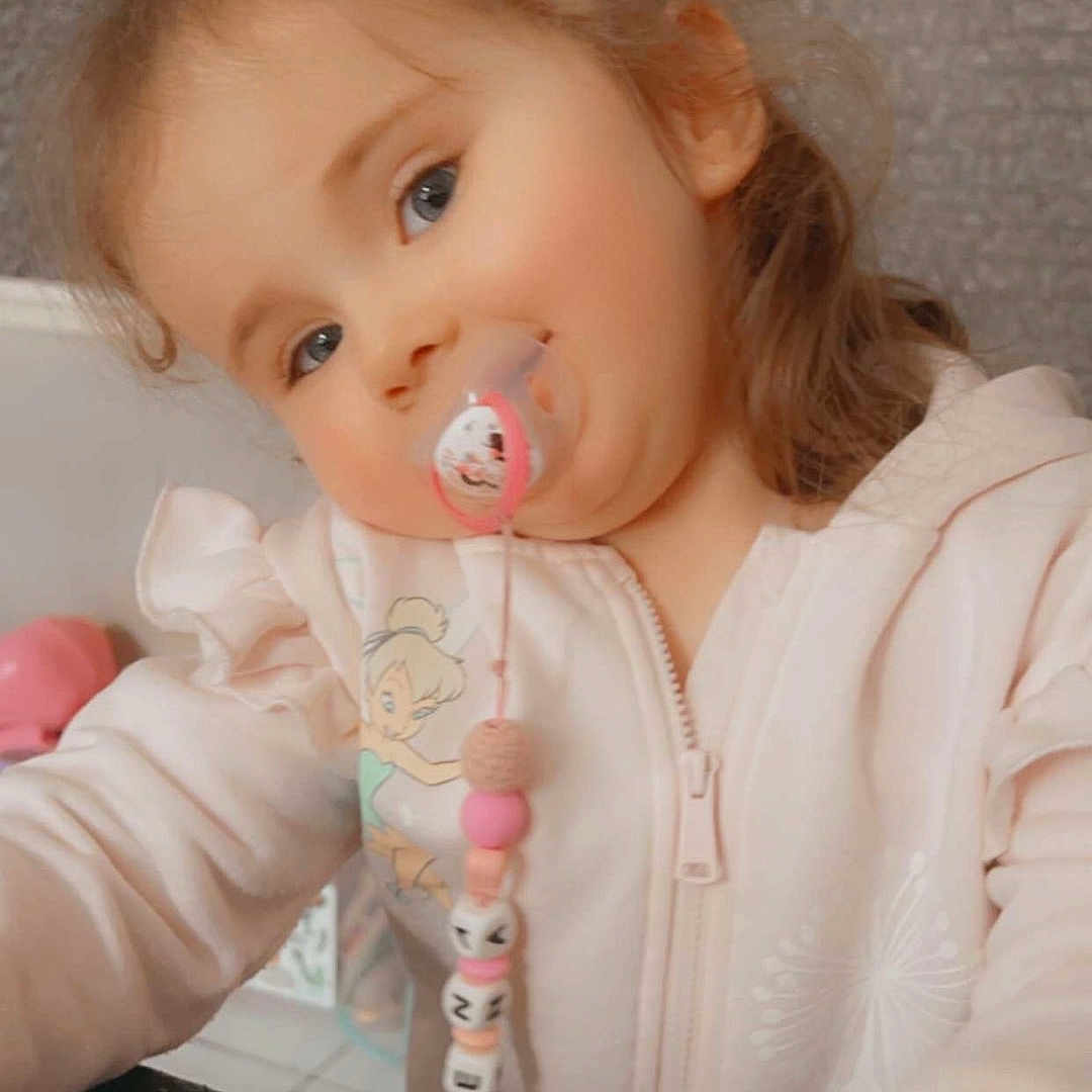 Lena a rejoint le concours — aidez-le/la à gagner de superbes lots ! accessories, baby, bodypart, brush, clothing, coat, device, earring, face, finger, hand, head, jewelry, necklace, newborn, person, photography, portrait, tool, toy