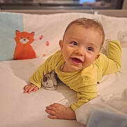 Gabriel a rejoint le concours — aidez-le/la à gagner de superbes lots ! baby, bed, blanket, cheerful, child, cozy, cute, cute_animal, face, happy, indoor, infant, lying_down, orange_fox, plush_toy, portrait, smiling, soft_toys, yellow_onesie, young_child