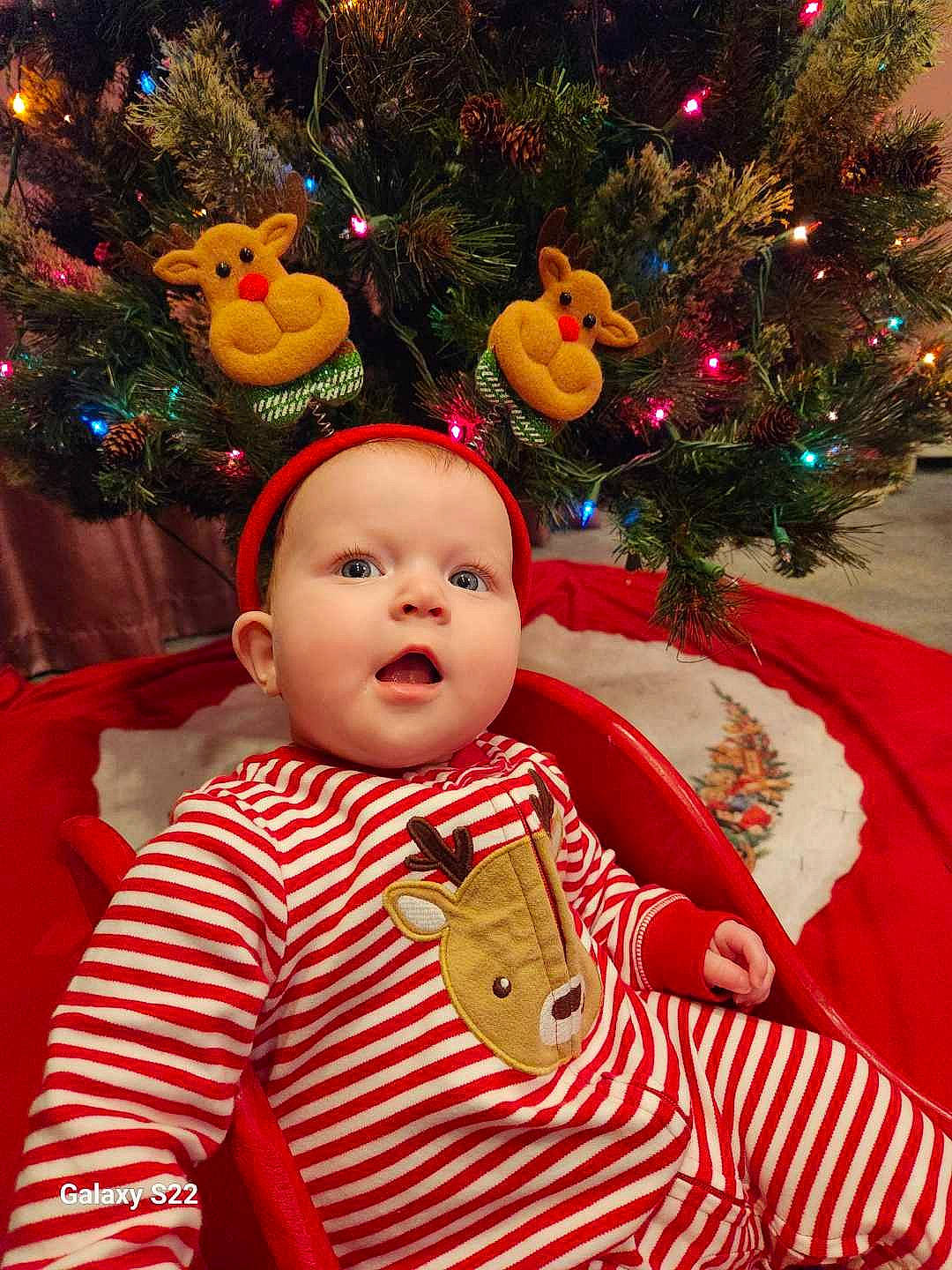 Emilia is registered to the contest to win money with this photo: baby_toddler_clothing, christmas, christmas_decoration, christmas_eve, christmas_ornament, christmas_tree, conifer, event, evergreen, fun, happy, holiday, holiday_ornament, human_body, organ, ornament, person, sleeve, toddler, tradition