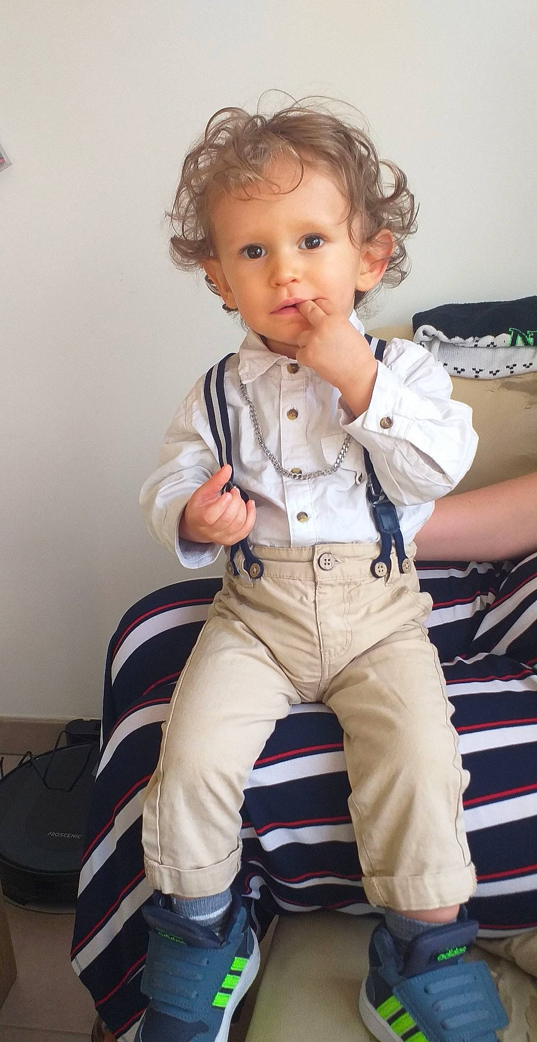 Tiago a rejoint le concours — aidez-le/la à gagner de superbes lots ! baby, baby_toddler_clothing, blond, child, comfort, facial_expression, fashion_design, finger, flash_photography, fun, gesture, hand, happy, joint, knee, person, shoulder, sleeve, thigh, toddler