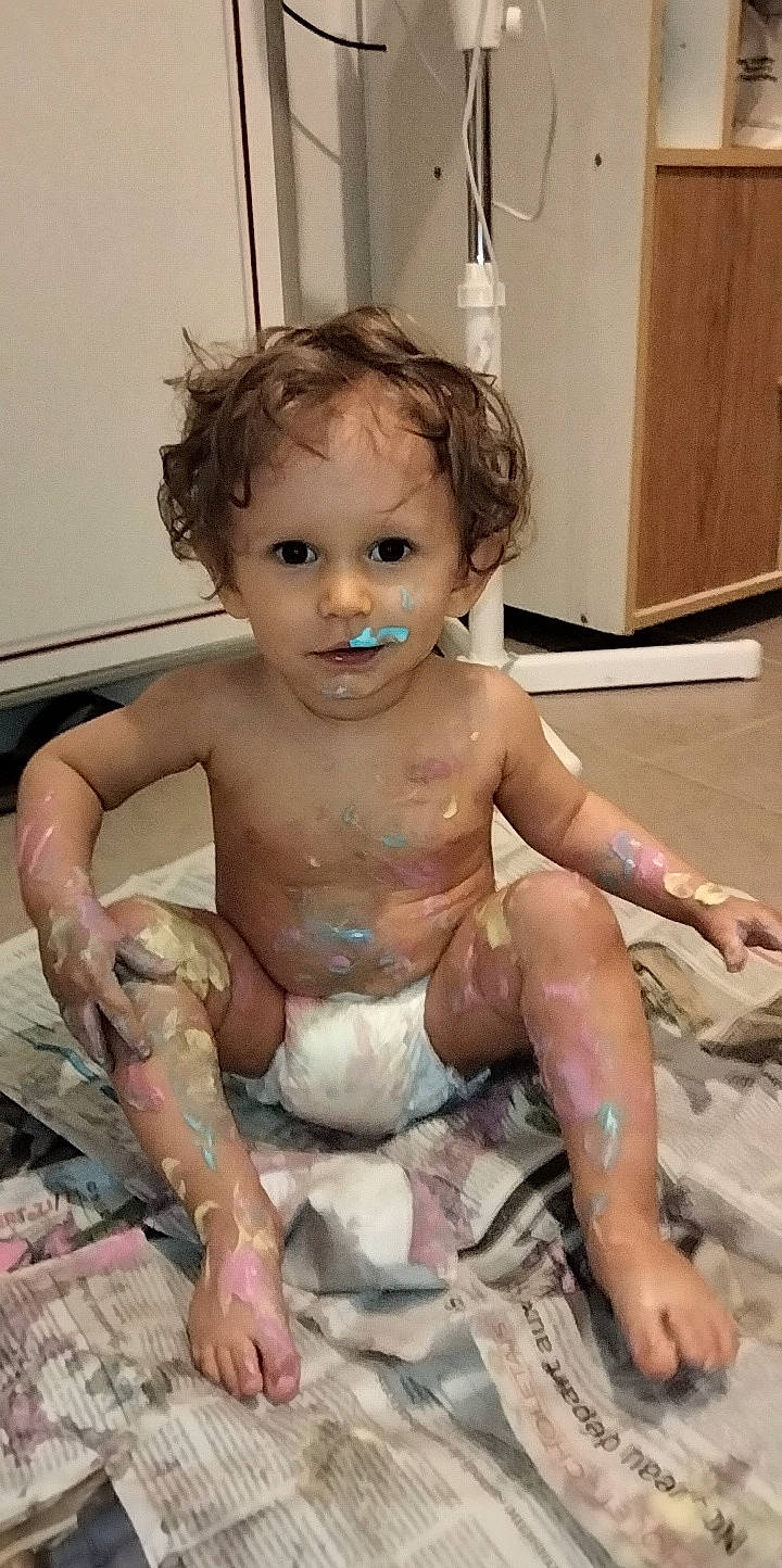 Tiago a rejoint le concours — aidez-le/la à gagner de superbes lots ! arm, baby, bathing, cheek, chest, chin, eye, eyelash, face, hairstyle, hand, head, human_body, iris, jaw, joint, mouth, neck, person, shoulder