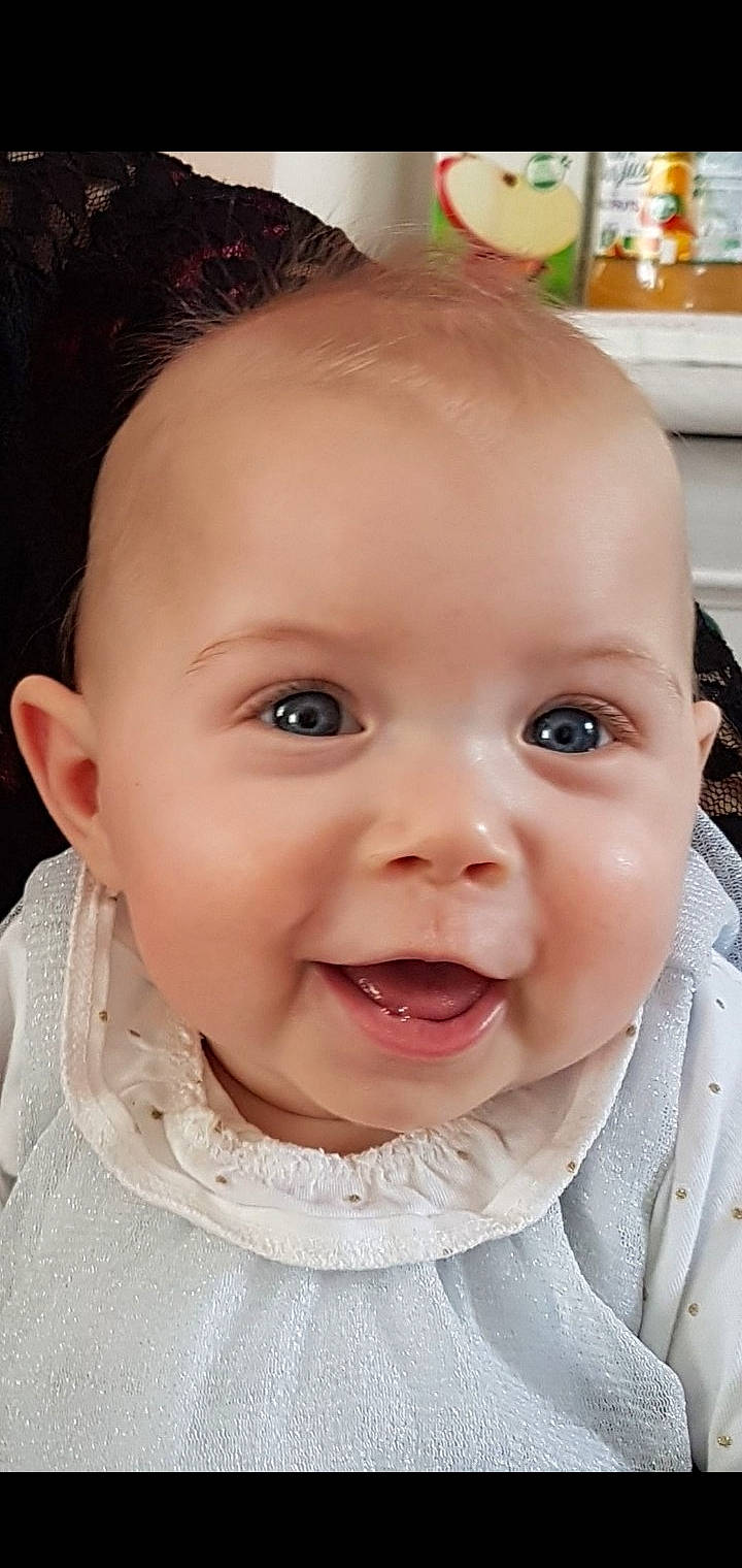 Mylléna participe au concours pour gagner de l'argent avec cette photo : baby, baby_toddler_clothing, cheek, child, chin, ear, eyebrow, eyelash, facial_expression, happy, iris, lip, mouth, neck, nose, organ, person, skin, sleeve, smile