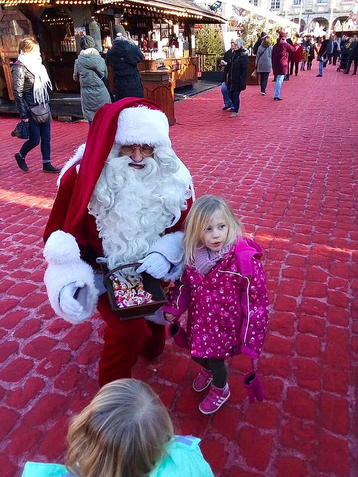 Maëllys a rejoint le concours — aidez-le/la à gagner de superbes lots ! child, christmas, christmas_eve, crowd, event, fictional_character, fur, headwear, leisure, people, person, santa_claus, tourism, tradition, tree