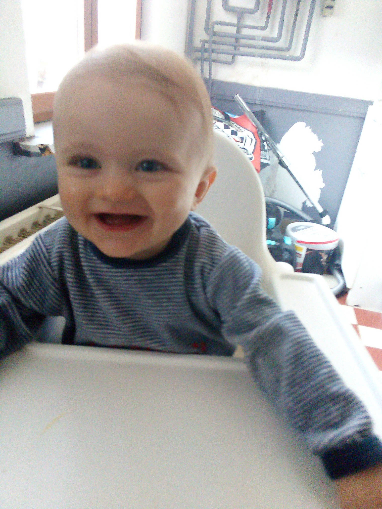 Tëllyo a rejoint le concours — aidez-le/la à gagner de superbes lots ! baby, cheek, child, electronic_device, face, facial_expression, head, joy, nose, person, sitting, skin, smile, toddler