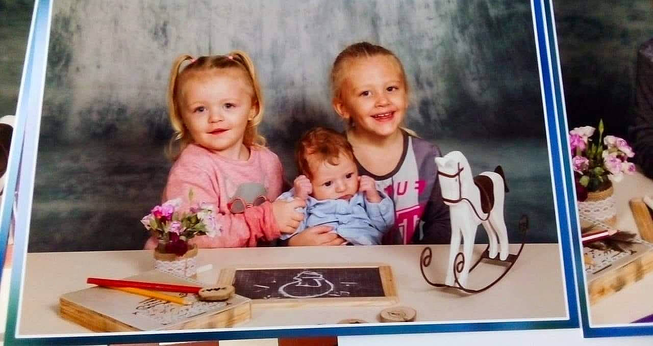 Tëllyo participe au concours pour gagner de l'argent avec cette photo : baby, child, child_model, daughter, joy, person, photography, picture_frame, sibling, smile, toddler