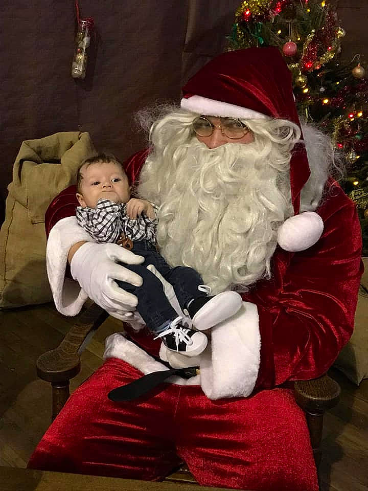 Tëllyo participe au concours pour gagner de l'argent avec cette photo : christmas, christmas_eve, christmas_ornament, facial_hair, fictional_character, holiday, human_body, lap, person, santa_claus