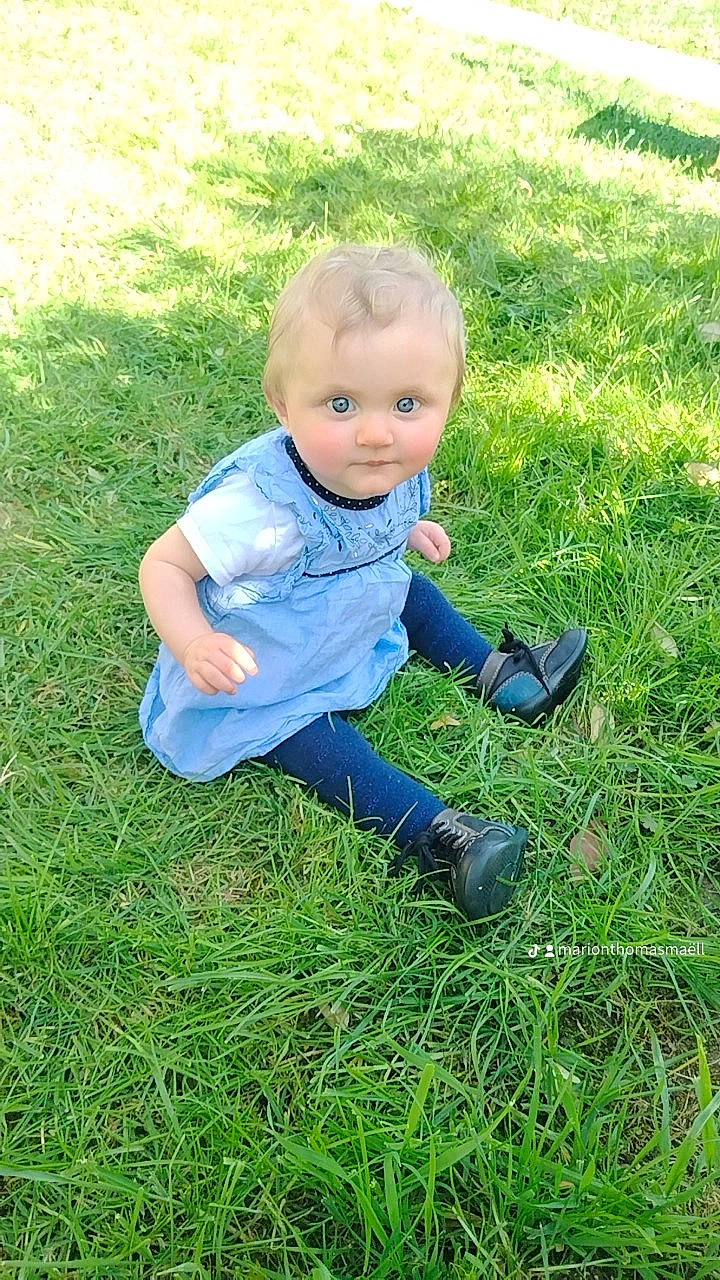 Mïa participe au concours pour gagner de l'argent avec cette photo : baby, baby_toddler_clothing, child, electric_blue, garden, gardening, grass, grass_family, grassland, groundcover, hand, happy, lawn, leaf, mammal, meadow, people_in_nature, person, plant, soil