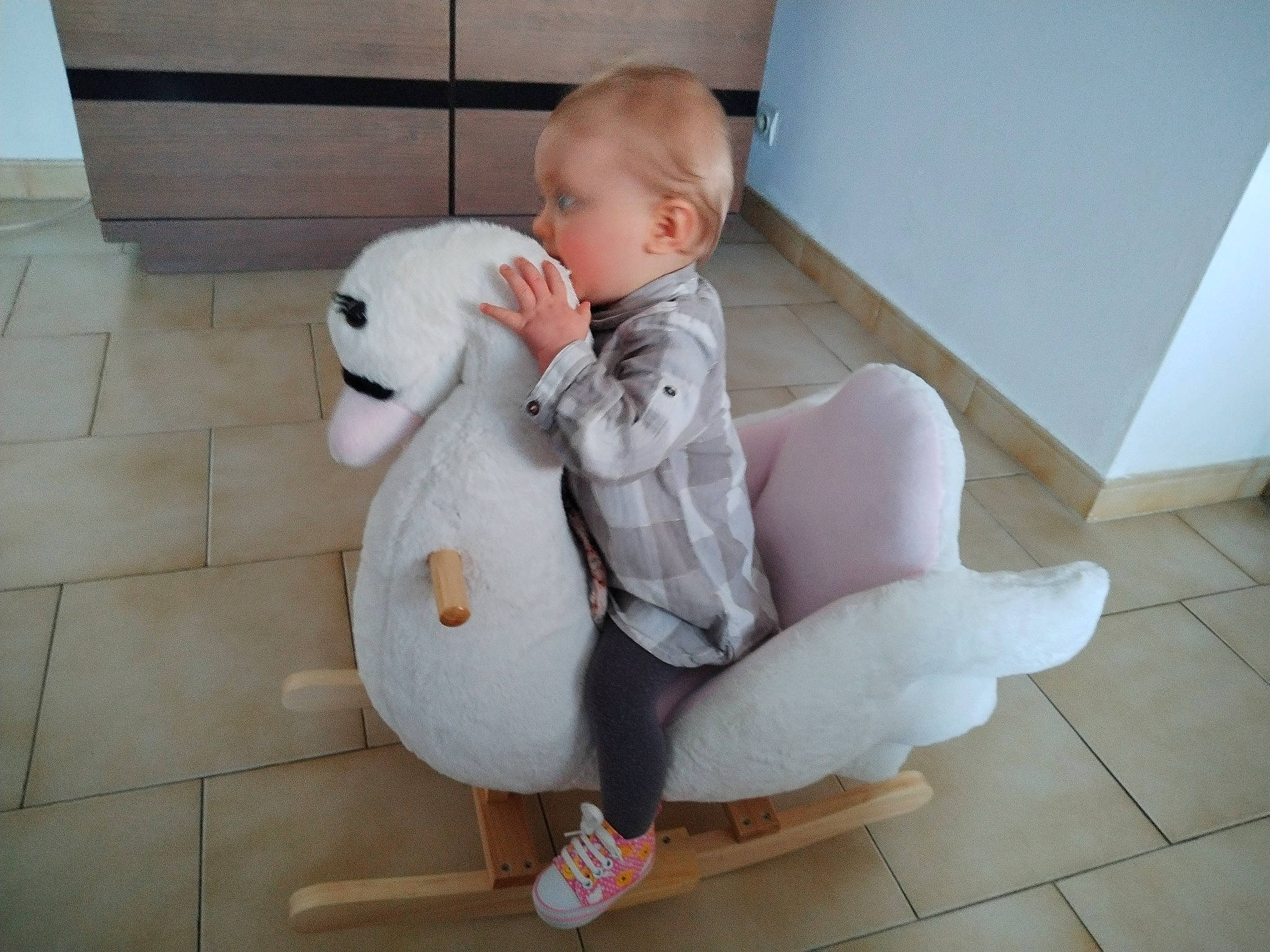 Mïa a rejoint le concours — aidez-le/la à gagner de superbes lots ! baby, baby_toddler_clothing, child, comfort, companion_dog, duck, flooring, foot, fur, human_body, human_leg, knee, leg, person, sandal, sitting, sock, stuffed_toy, toddler, toy