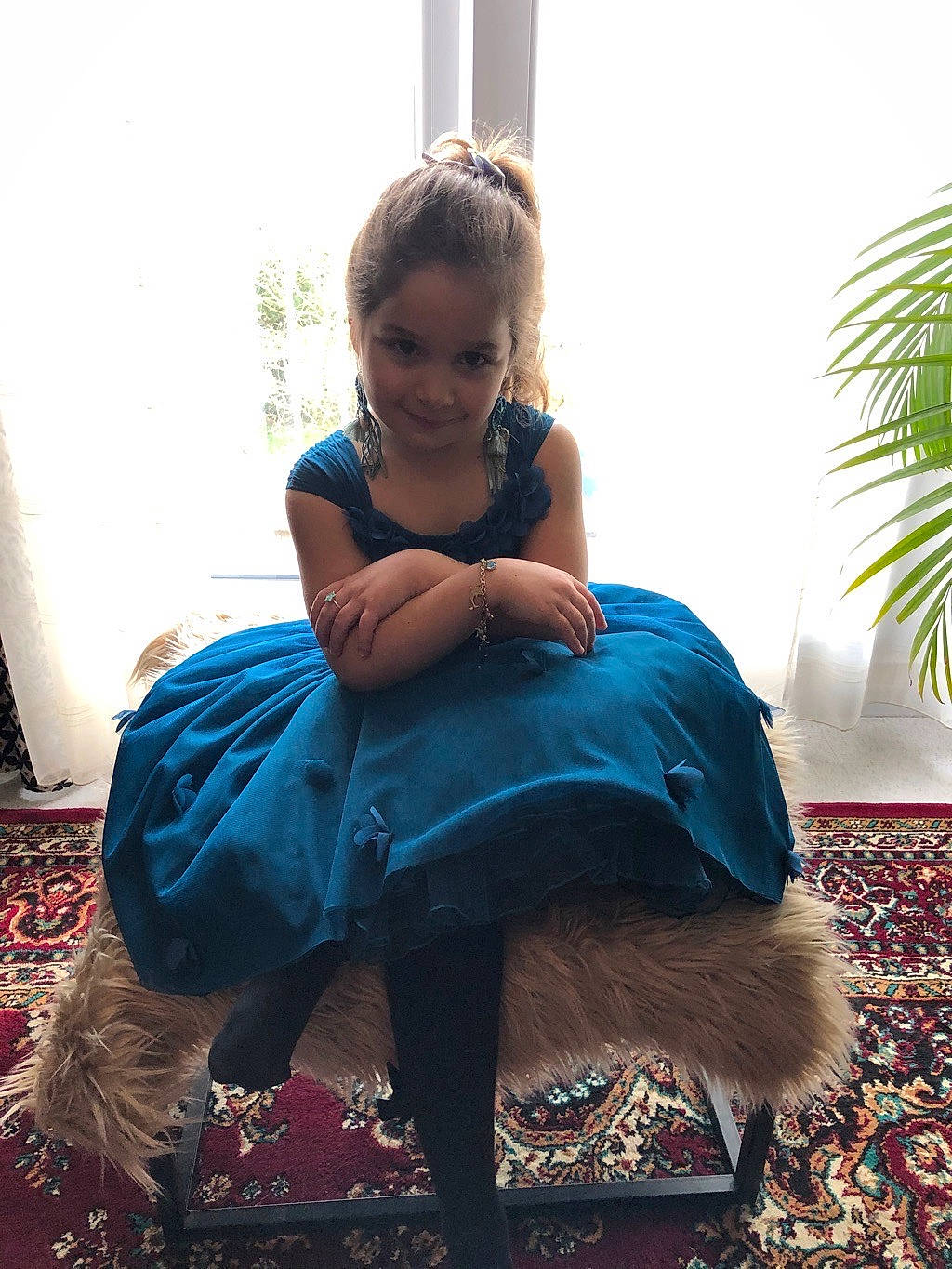 Svetlana a rejoint le concours — aidez-le/la à gagner de superbes lots ! child, costume, furniture, joy, person, sitting, smile, toddler