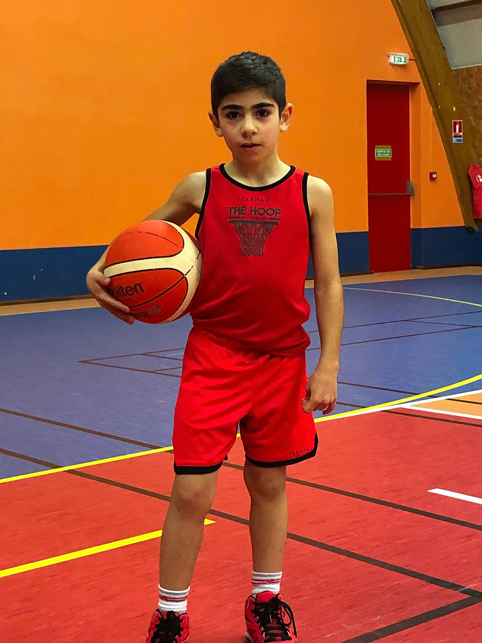 Youri participe au concours pour gagner de l'argent avec cette photo : arm, ball, ball_game, basketball, basketball_court, basketball_moves, basketball_player, muscle, person, player, sport_venue, sports, sports_equipment, sportswear, team_sport, tournament, x_basketball