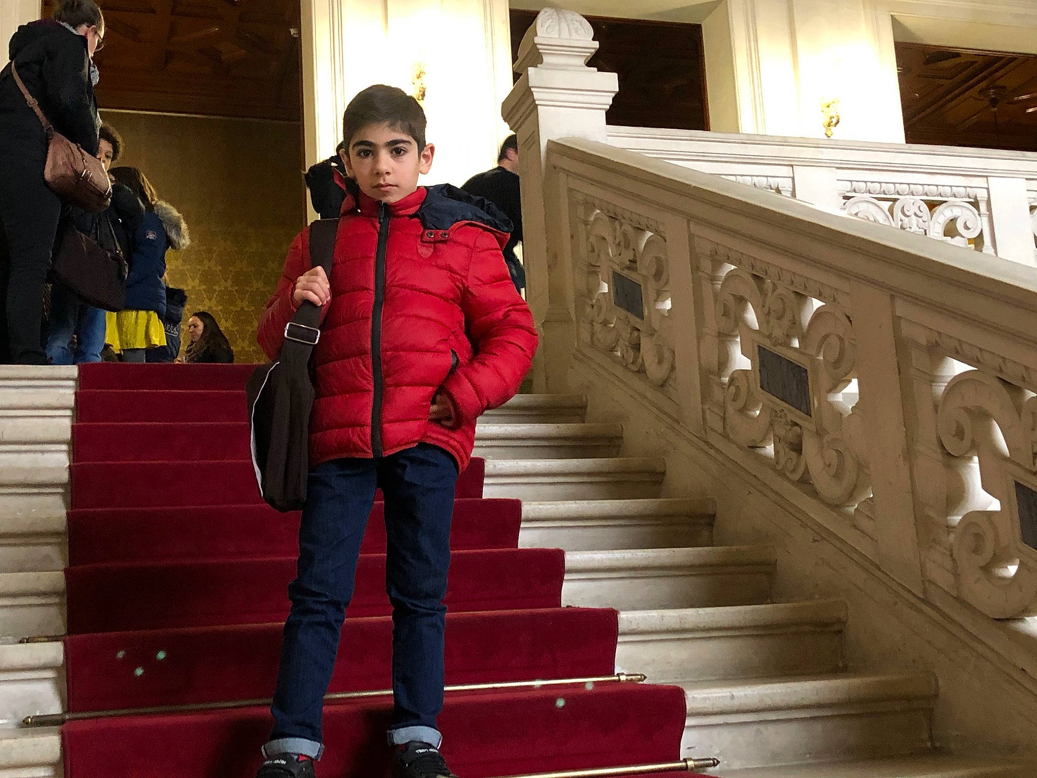 Youri a rejoint le concours — aidez-le/la à gagner de superbes lots ! architecture, child, flooring, jacket, outerwear, person, red, stairs, standing, temple, toddler
