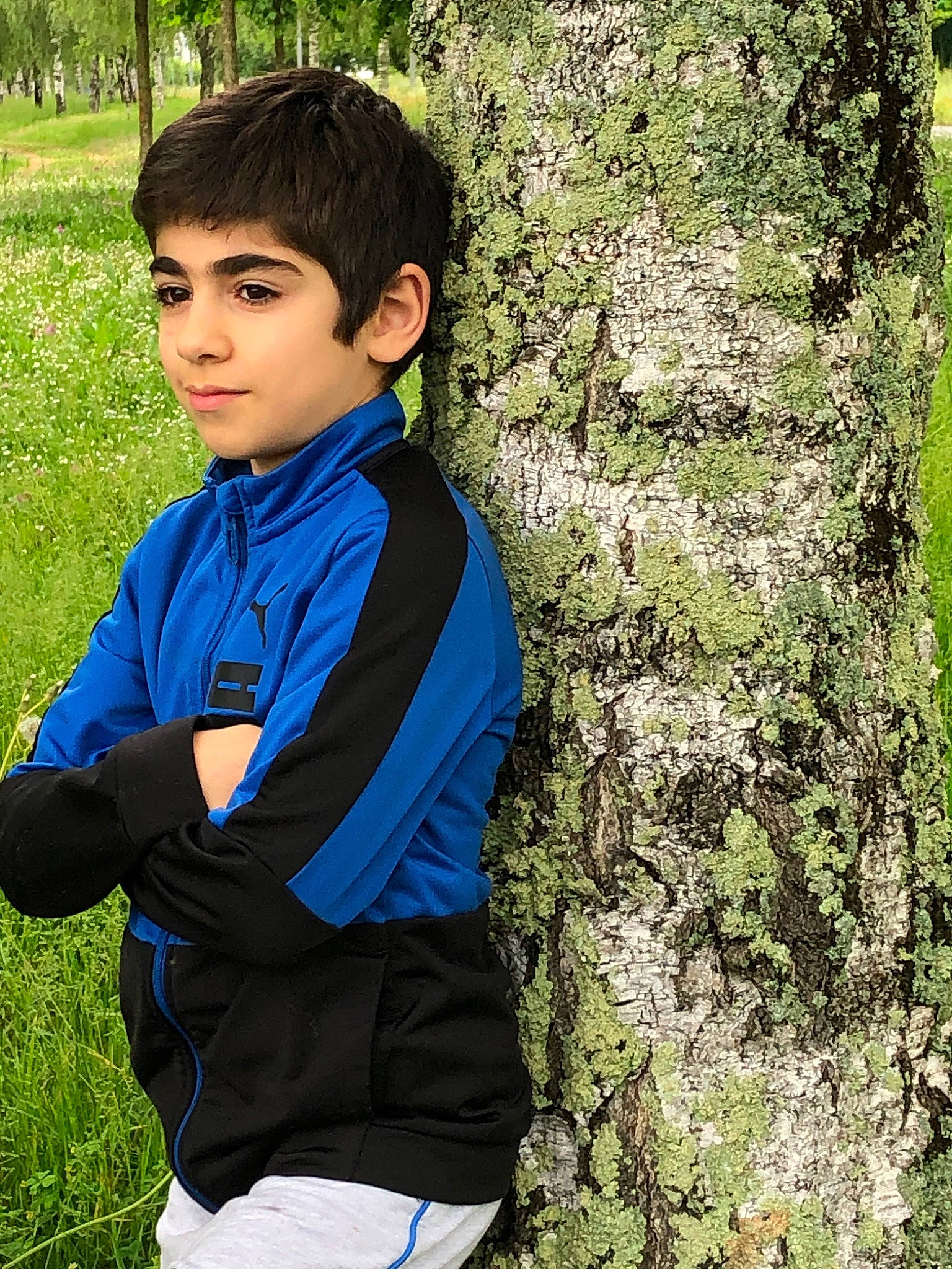 Youri participe au concours pour gagner de l'argent avec cette photo : blue, child, child_model, clothing, electric_blue, jacket, outerwear, person, photography, plant, sleeve, t_shirt, tree