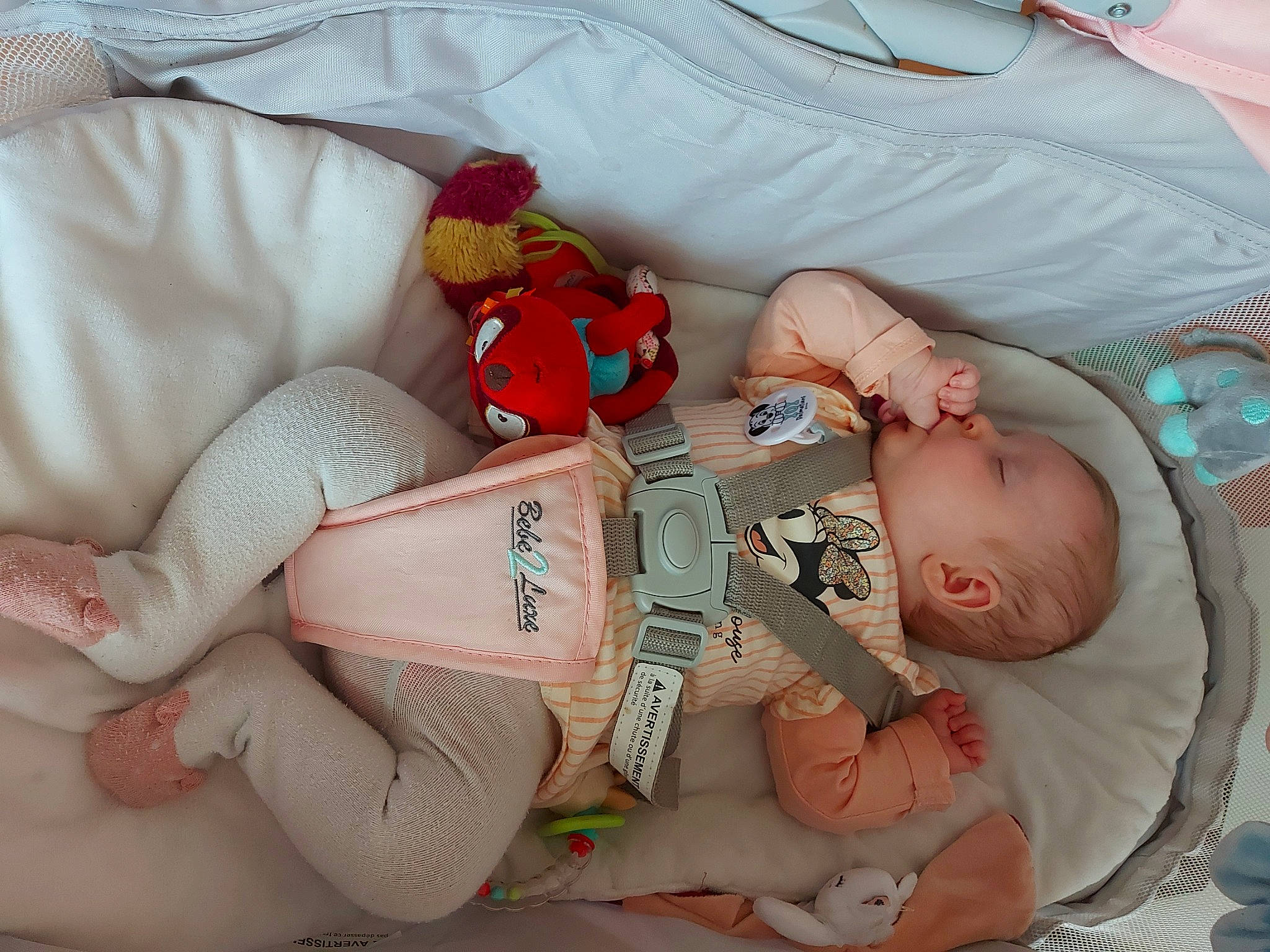 Lucy a rejoint le concours — aidez-le/la à gagner de superbes lots ! arm, baby, baby_products, baby_sleeping, baby_toddler_clothing, child, comfort, eye, finger, hand, leg, mouth, organ, person, skin, stomach, textile, thigh, toddler, trunk