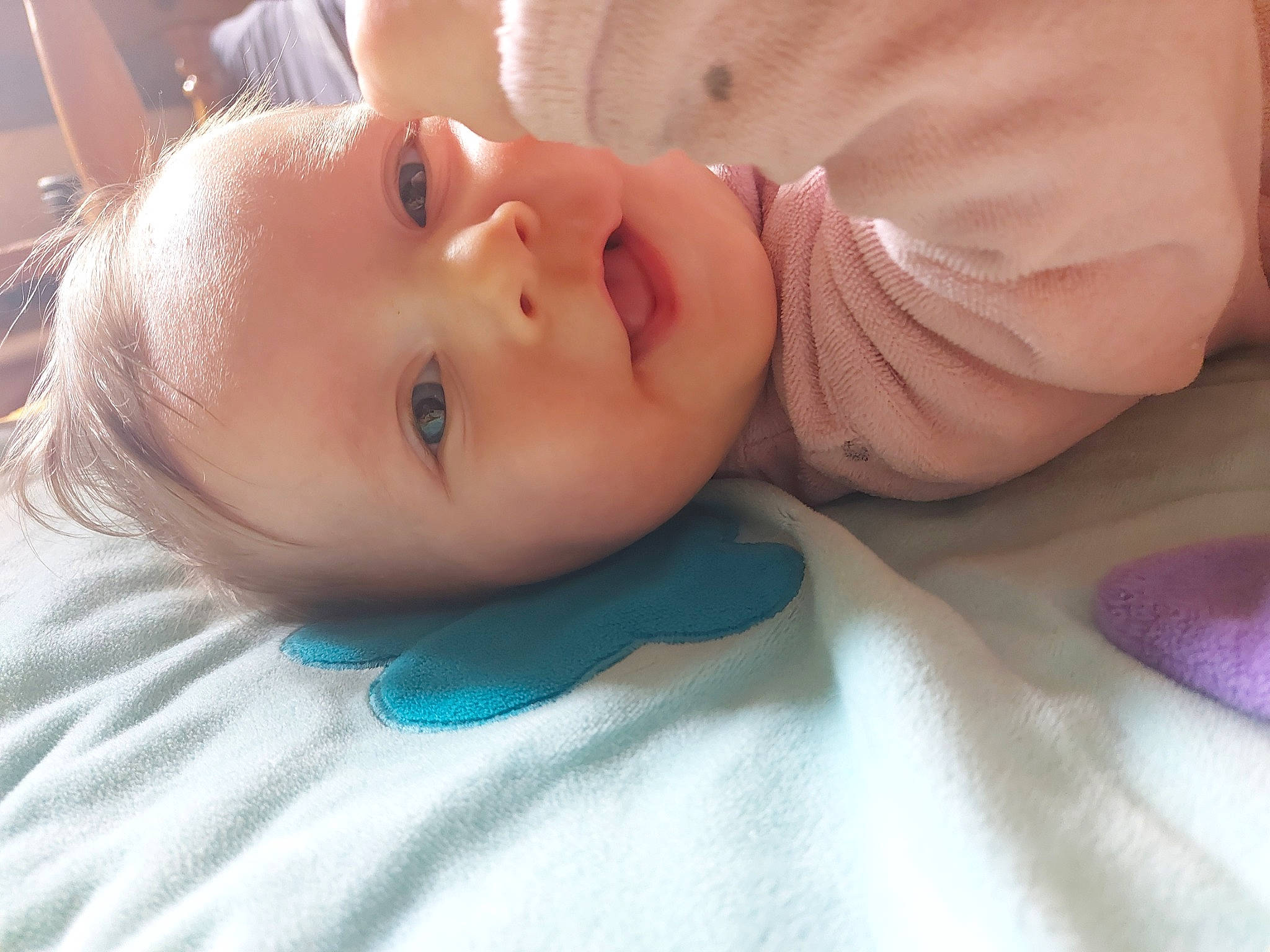 Lucy a rejoint le concours — aidez-le/la à gagner de superbes lots ! baby, baby_toddler_clothing, cheek, child, close_up, comfort, ear, eyebrow, eyelash, happy, iris, linens, lip, nose, person, portrait_photography, skin, sleeve, toddler