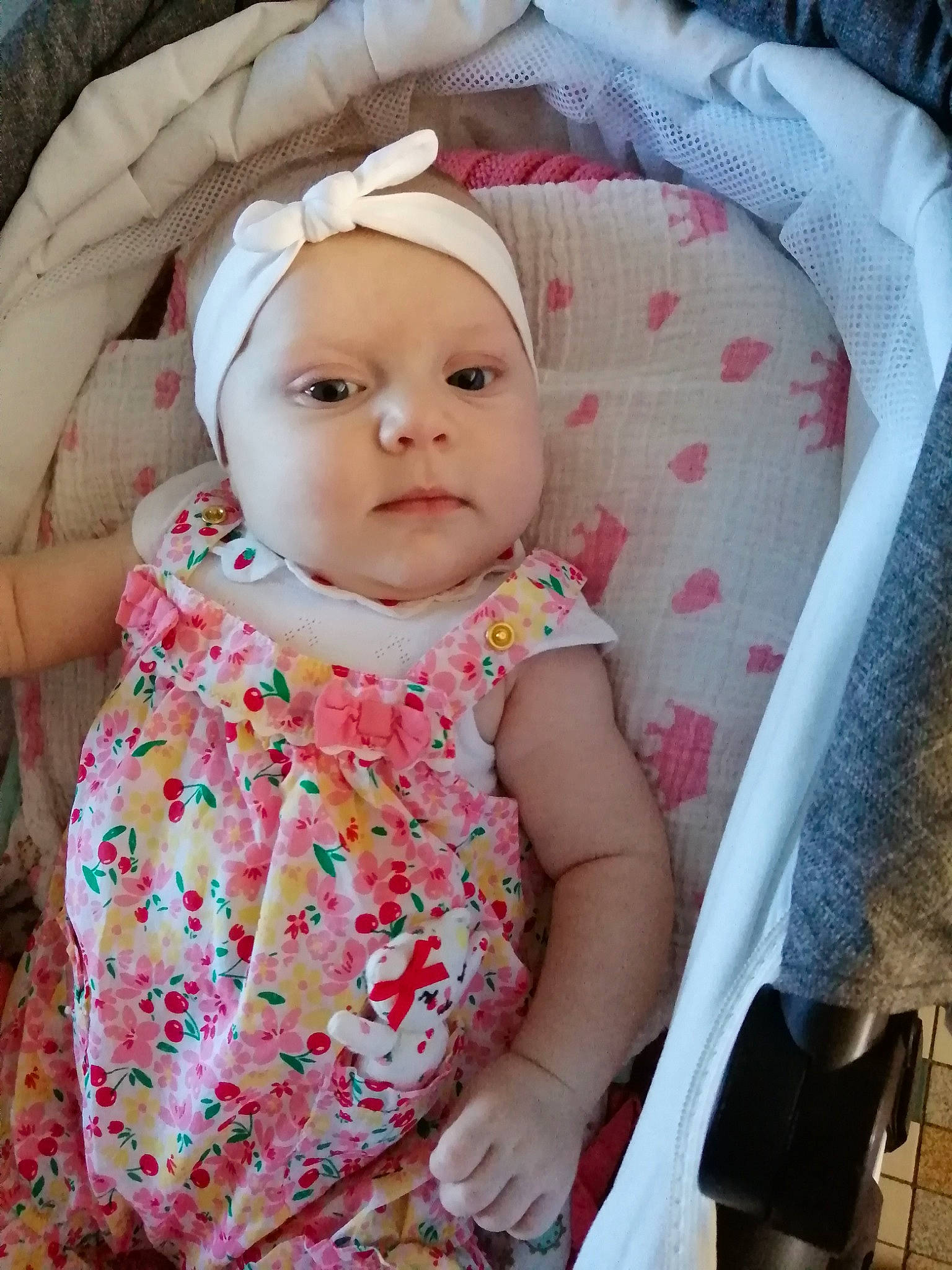 Amalia a rejoint le concours — aidez-le/la à gagner de superbes lots ! baby, baby_products, baby_toddler_clothing, bonnet, cheek, day_dress, hair_accessory, headband, headwear, linens, peach, person, pink, skin, toddler