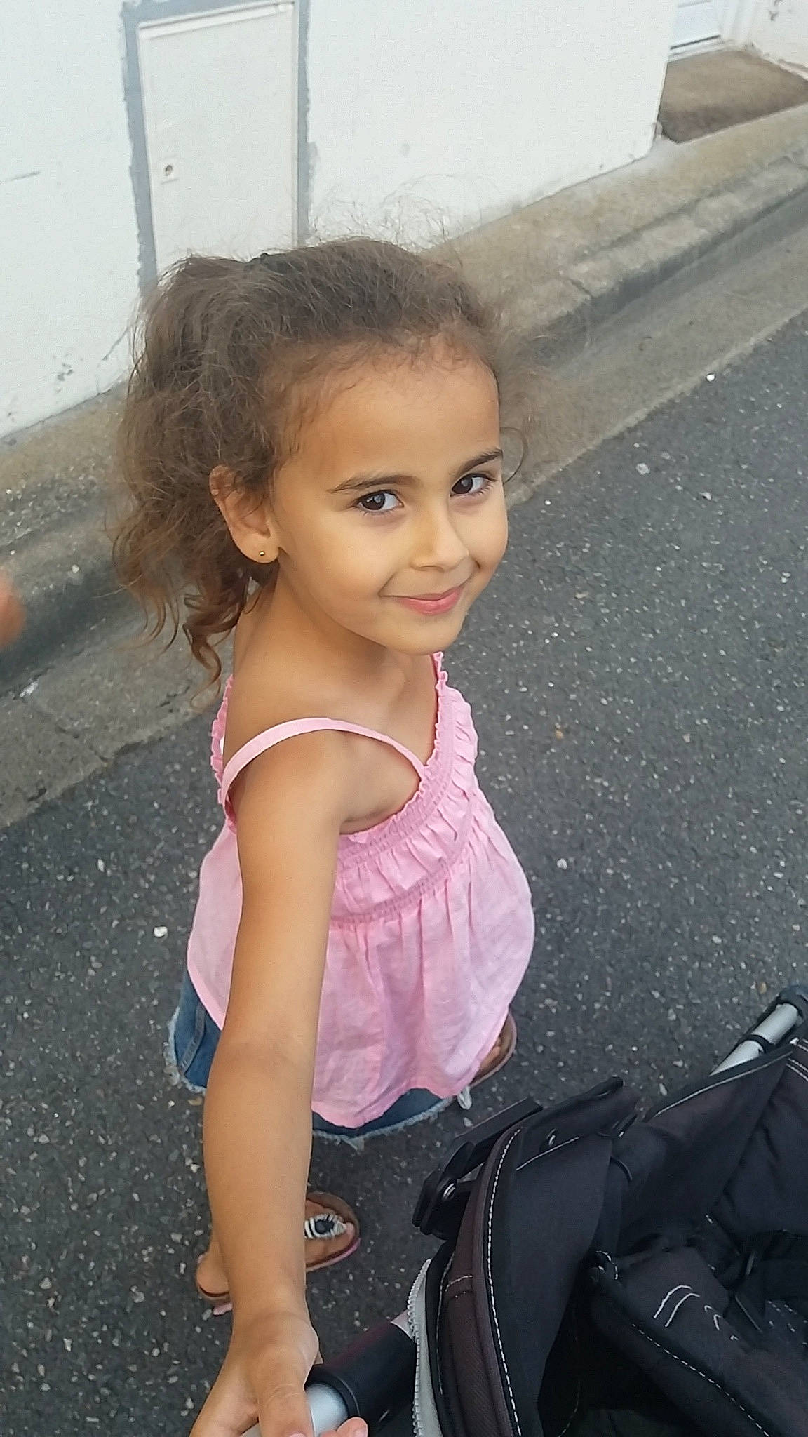 Assya participe au concours pour gagner de l'argent avec cette photo : beauty, brown_hair, child, child_model, cool, eye, fun, girl, hairstyle, happiness, human_hair_color, joy, leg, long_hair, person, photo_shoot, shoulder, sitting, skin, smile