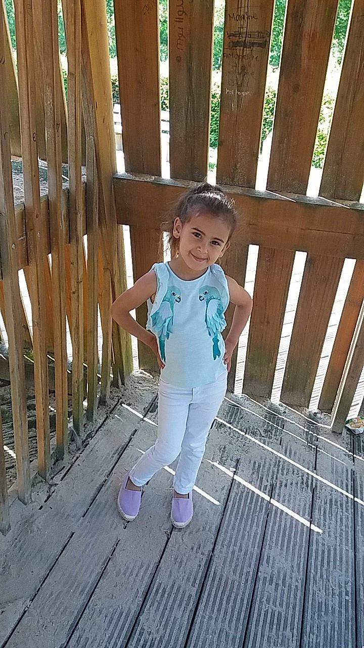 Assya participe au concours pour gagner de l'argent avec cette photo : boy, child, day, flooring, fun, girl, house, joy, leisure, person, play, purple, recreation, smile, standing, toddler, vacation, wood