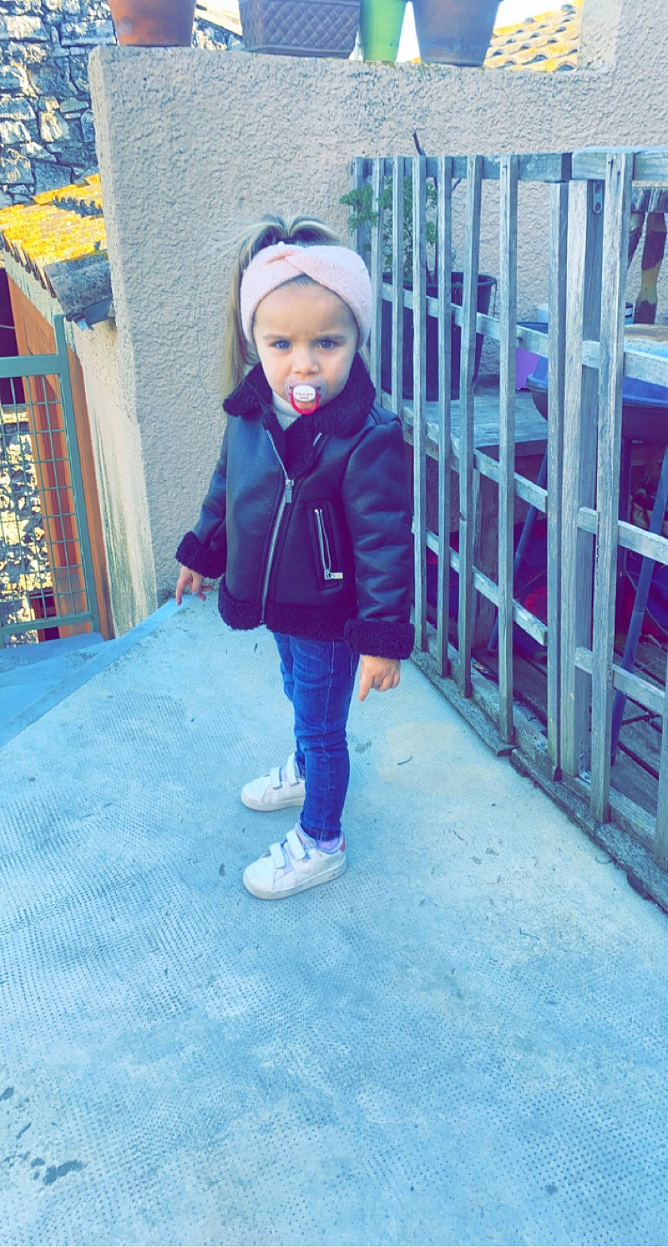 Sayna participe au concours pour gagner de l'argent avec cette photo : blue, cap, child, cool, denim, electric_blue, eye, fence, freezing, fun, happy, head, headwear, jacket, leisure, magenta, person, recreation, sleeve, standing