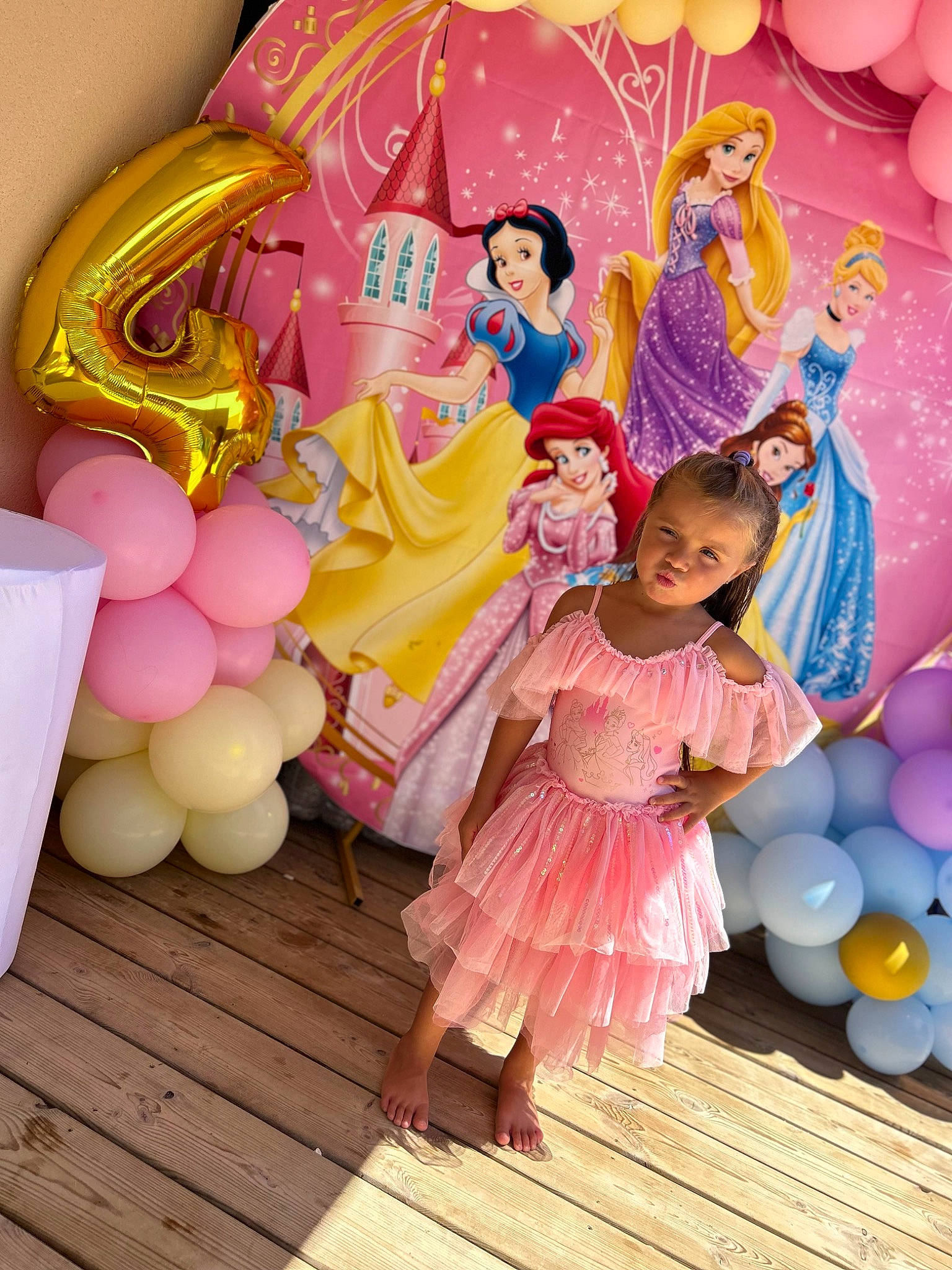 Sayna a rejoint le concours — aidez-le/la à gagner de superbes lots ! balloon, child, decoration, dress, entertainment, event, fashion, fun, happy, leisure, magenta, party, party_supply, performing_arts, person, photograph, pink, recreation, smile, snapshot