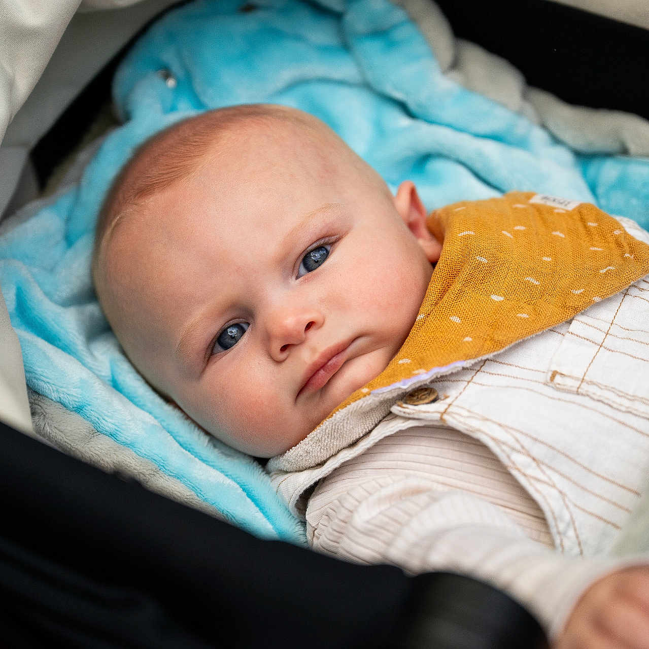 Gabriel a rejoint le concours — aidez-le/la à gagner de superbes lots ! baby, baby_boy, baby_wear, bib, blanket, blue_eyes, child, close_up, clothing, cute, expression, face, indoor, infant, peaceful, portrait, resting, soft_texture, stroller, young_child